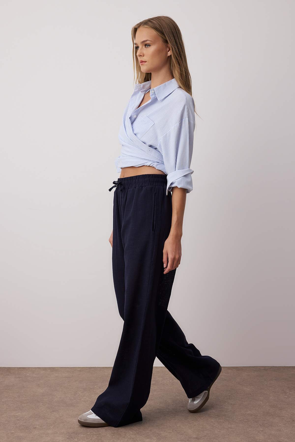 Trendyolmilla  Lacivert Keten Görünümlü Wide Leg/Geniş Paça Şort Astarlı Beli Lastikli Pantolon TWOSS25PL00121 - Görsel 2