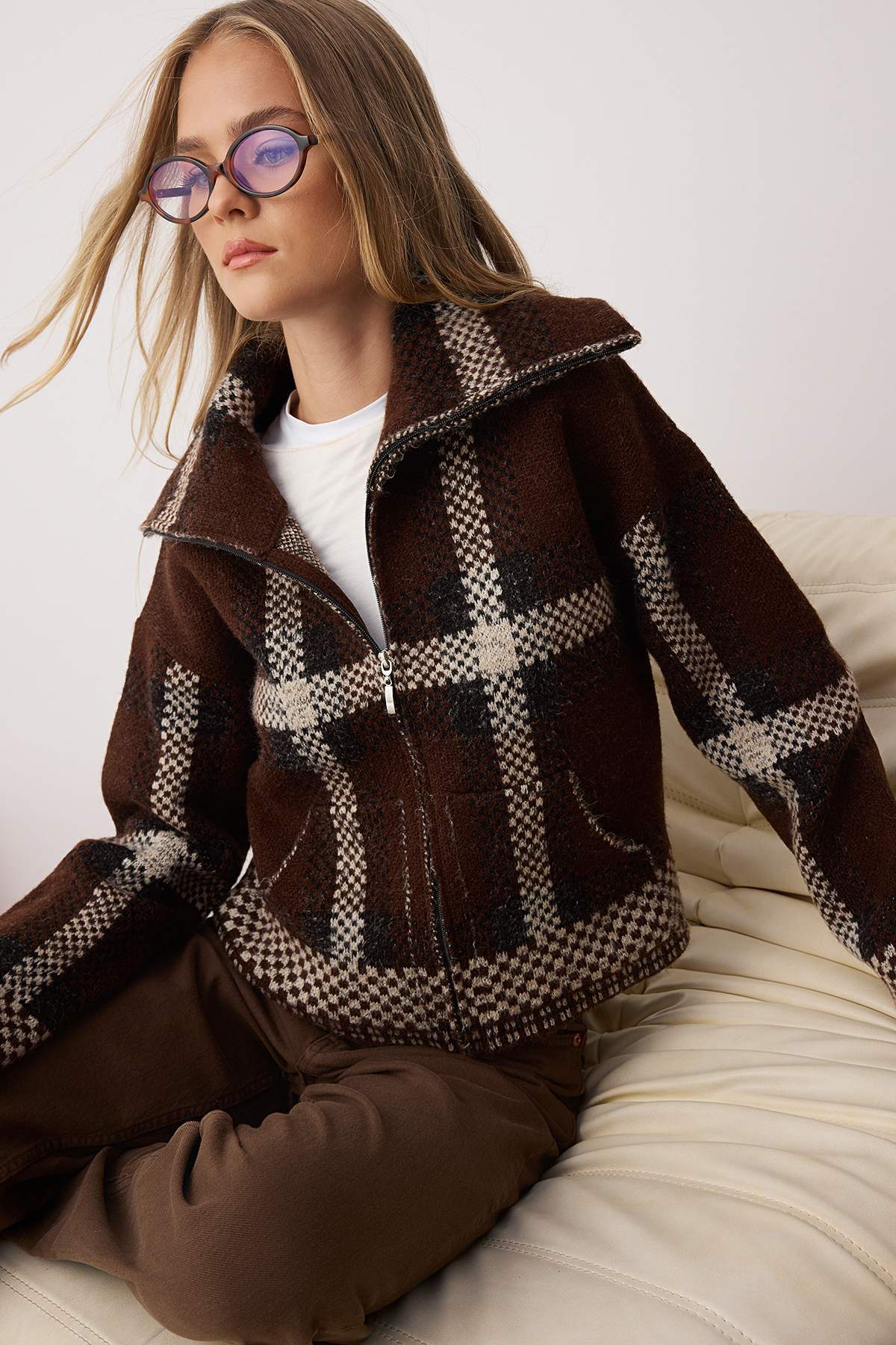 Trendyolmilla  Kahverengi Yumuşak Dokulu Fermuarlı Mont Görünümlü Triko Hırka TWOAW26HI00134