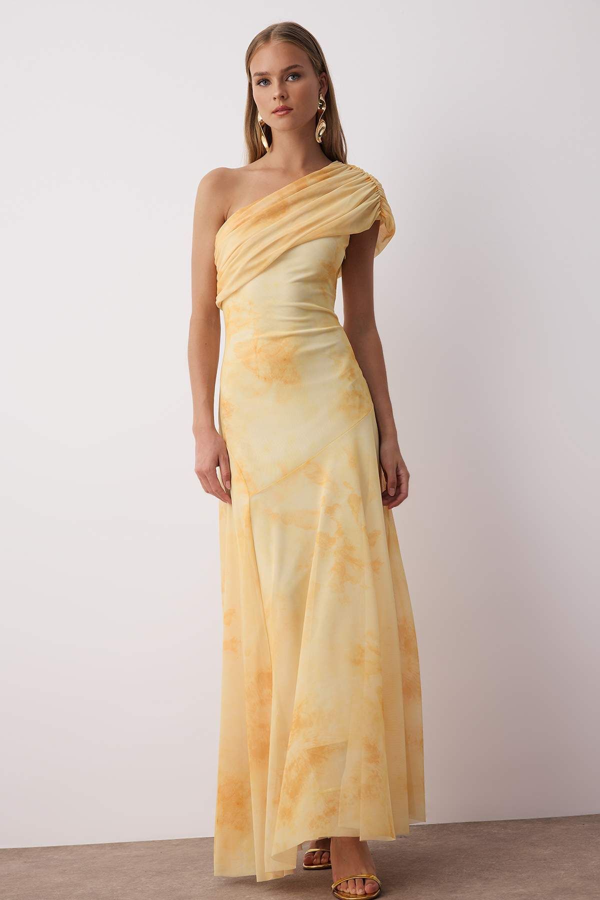 Trendyol Collection Žluté se vzorem asymetrický výstřih tkané maxi večerní šaty na večerní promoci TPRSS25AE00190