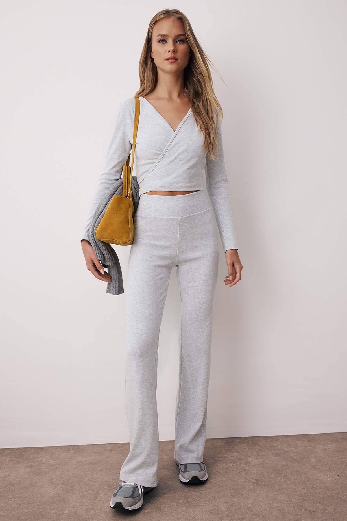 Trendyolmilla  Gri Melanj Kruvaze Kapama Vucüda Oturan Uzun Kollu Esnek Örme Alt-Üst Takım TWOAW26AU00029 - Görsel 2