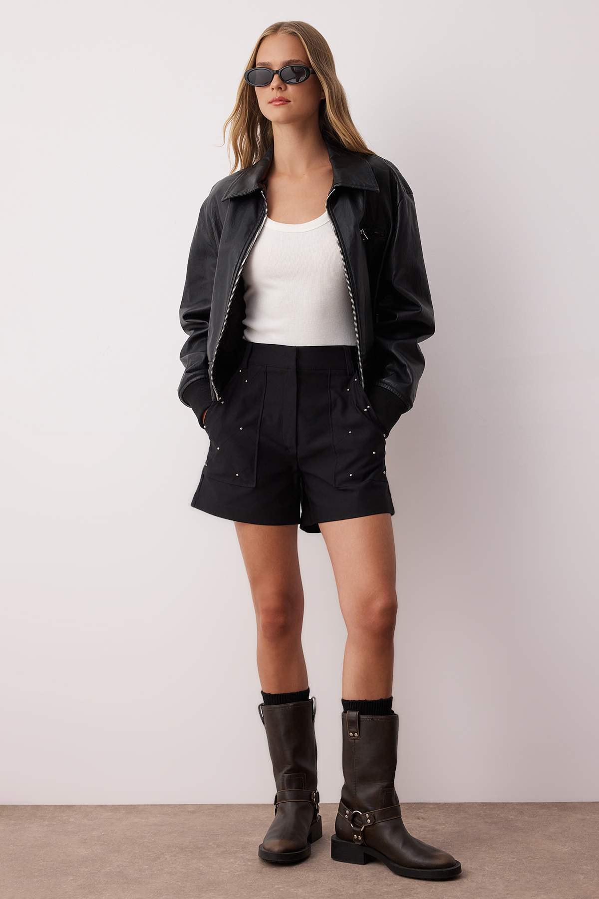 Trendyolmilla  Siyah Gabardin Pamuklu Taş Detaylı City Boy Şort & Bermuda TWOAW26SR00014 - Görsel 4