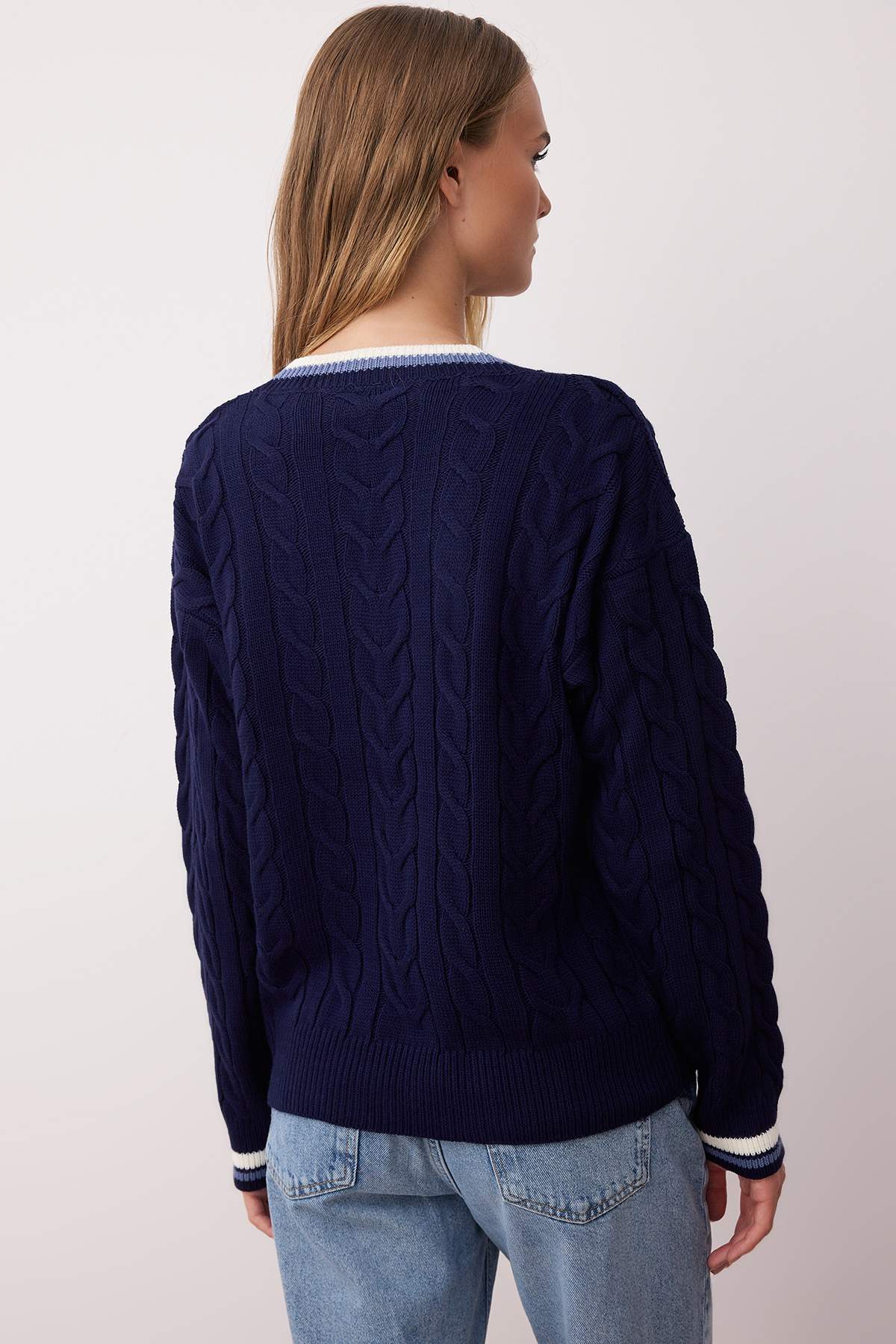 Trendyol Collection Тъмносин плетен пуловер с колежанска тематика и коса TWOAW26KZ00153