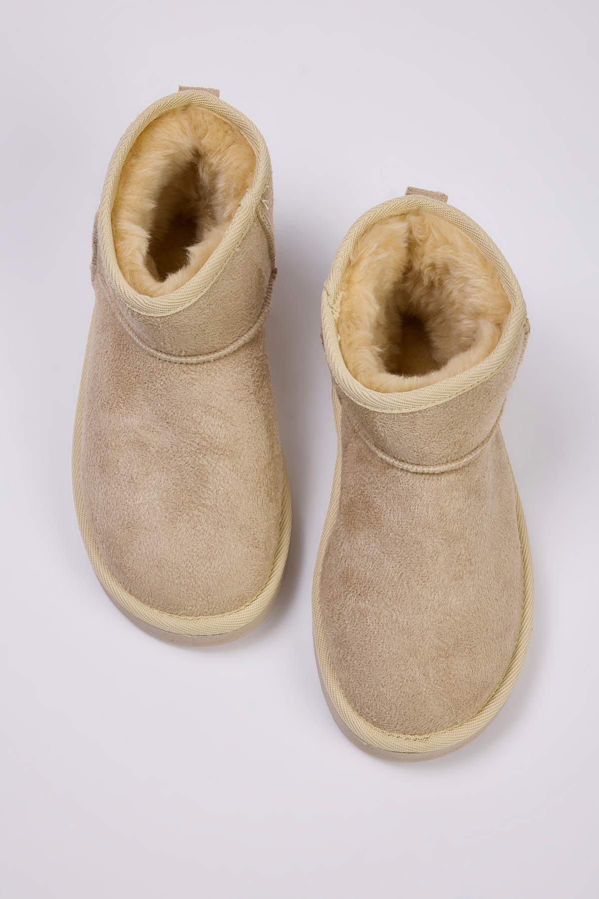 TRENDYOL SHOES Beżowe kozaki damskie na płaskim obcasie z okrągłym noskiem i podszewką z futra TAKAW26BO00001