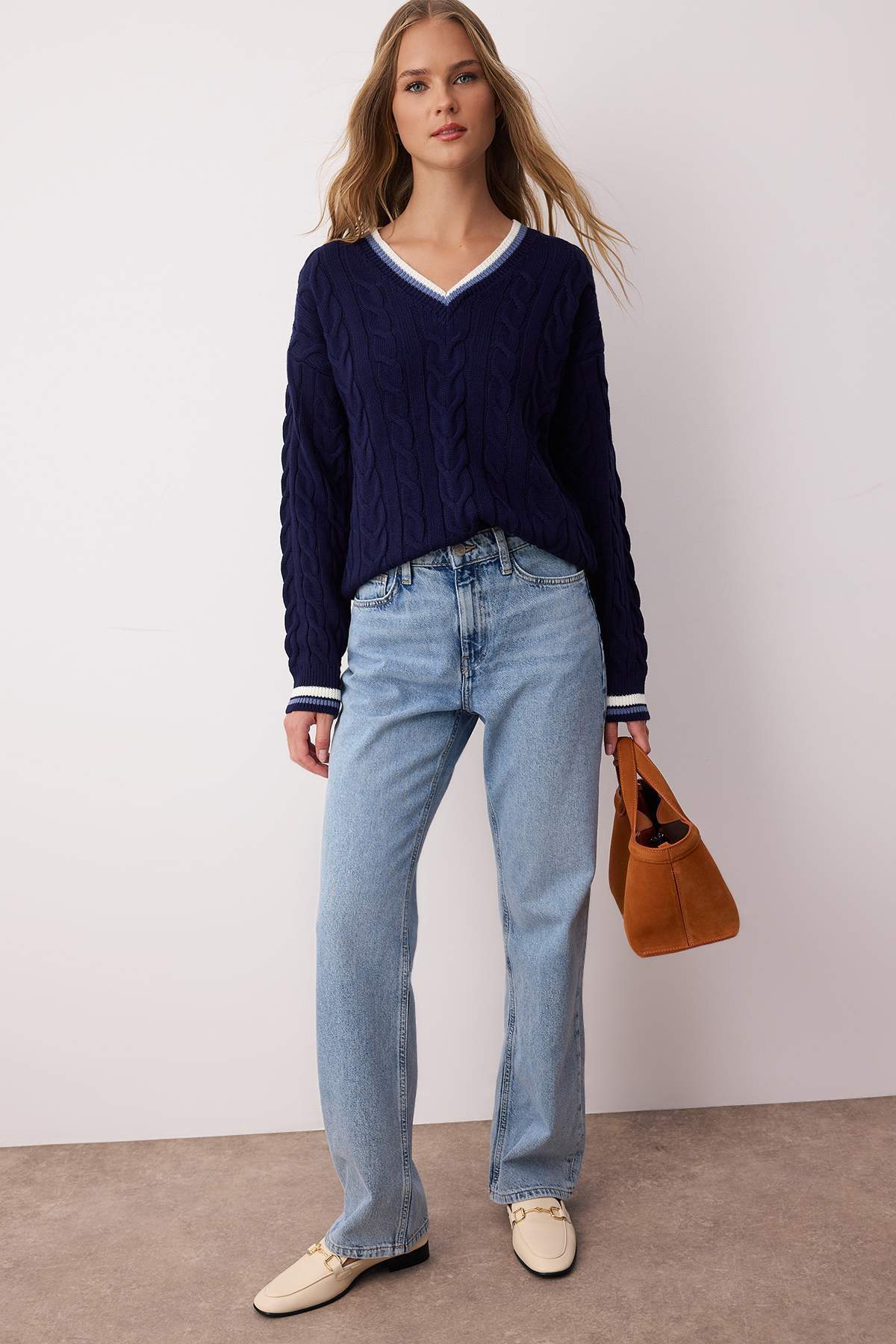 Trendyol Collection Тъмносин плетен пуловер с колежанска тематика и коса TWOAW26KZ00153