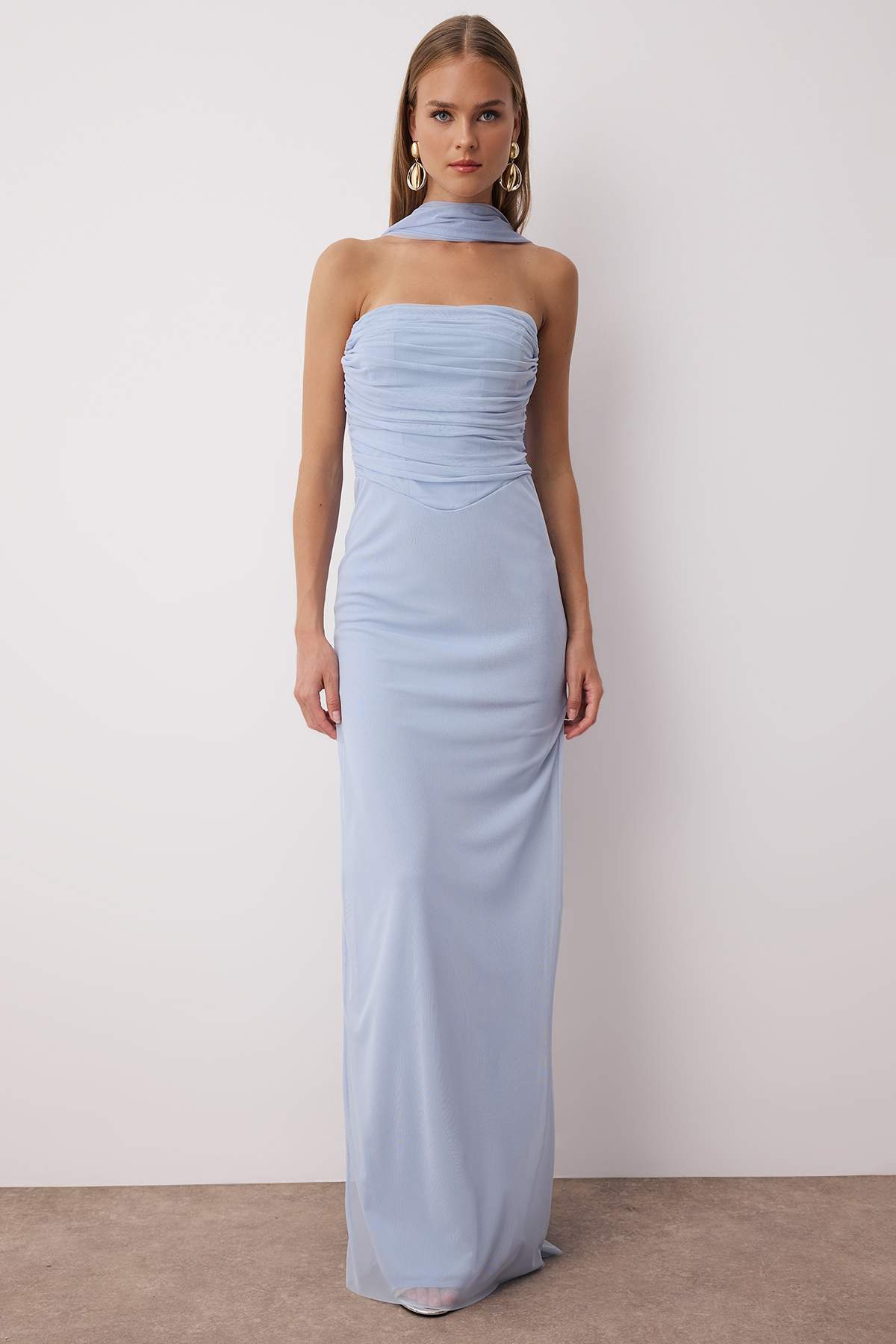 Trendyol Collection Világoskék sállal tüll kötött maxi estélyi ruha éjszakai hazatérés ruha TPRSS25AE00056