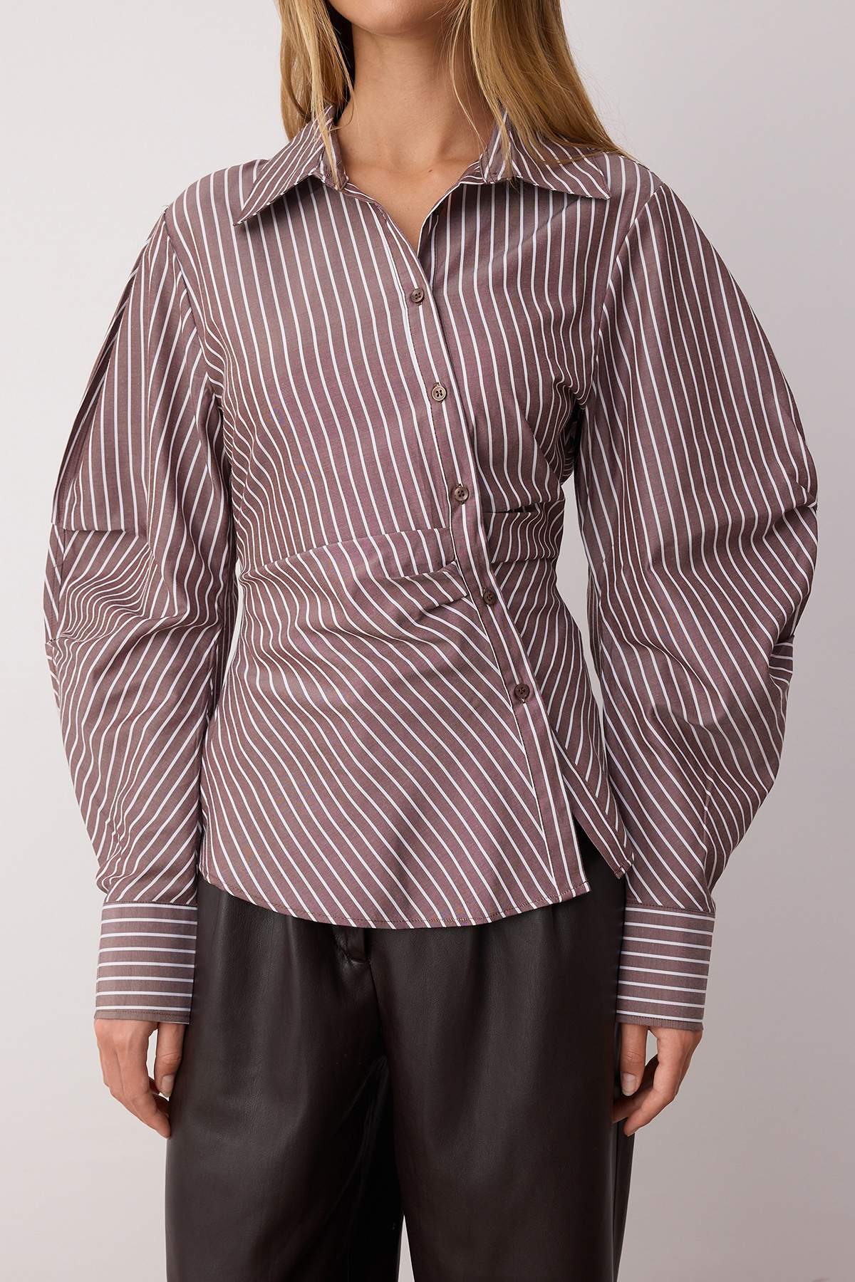 Trendyolmilla  Kahverengi Balon Kol Detaylı Bele Oturan Asimetrik Fitted Gömlek TWOSS25GO00155 - Görsel 3