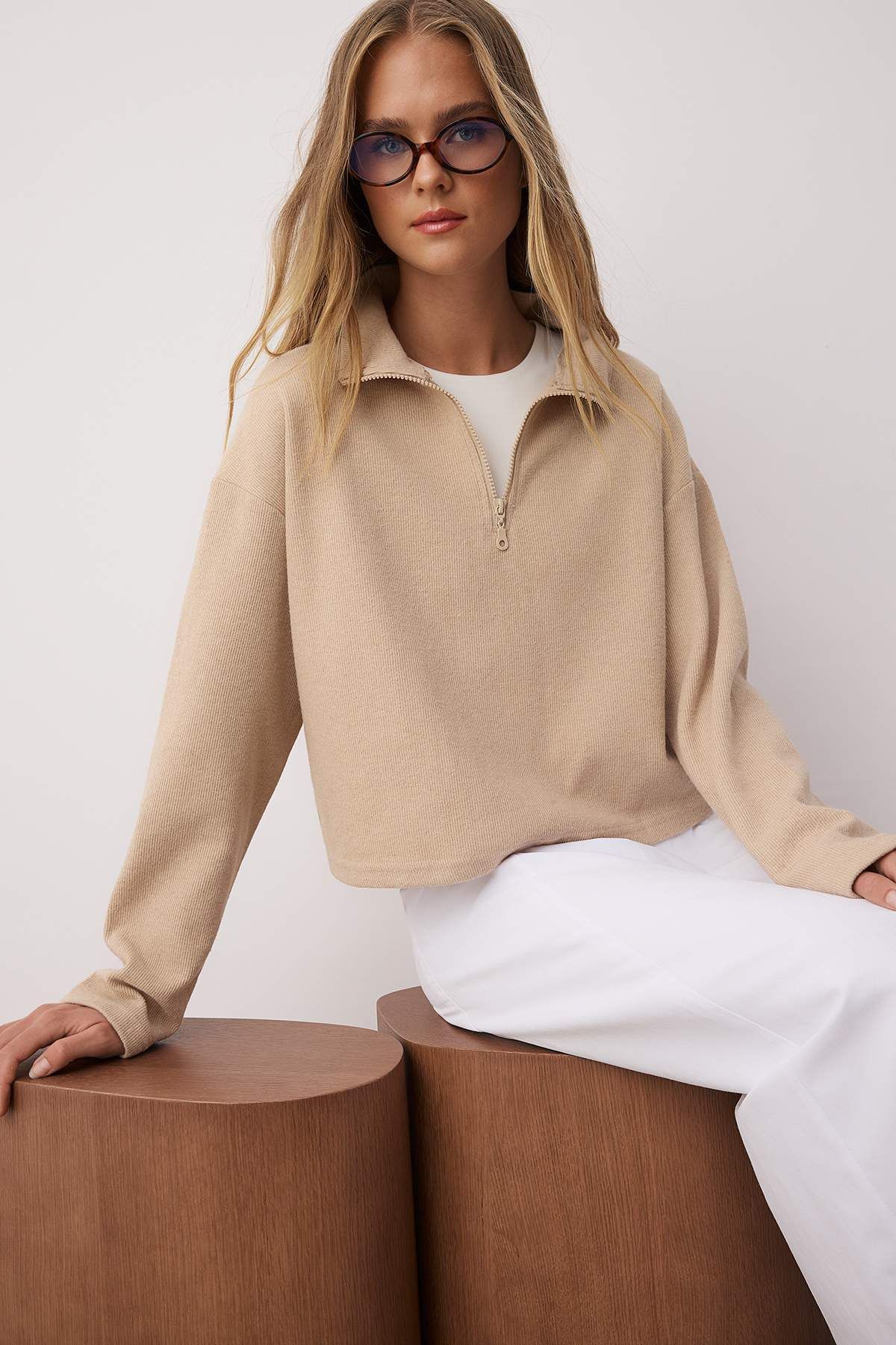 Trendyol Collection Béžová Thessaloniki/Knitwear Look Límec na zip Regular/Normal Fit Pletená mikina TWOAW22SW0732