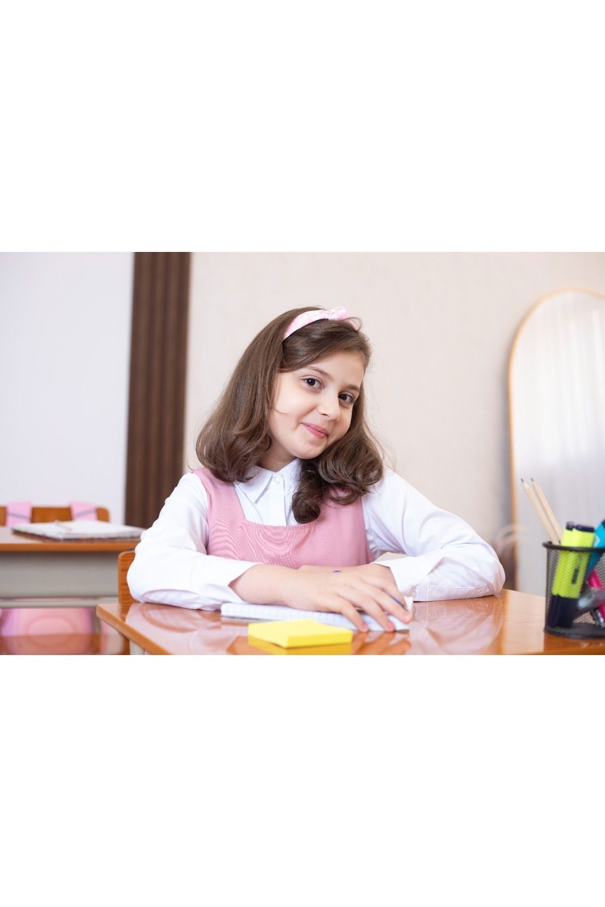 Way-Two-piece school apron with a design that highlights its elegance, with distinctive pleats at the bottom. 4