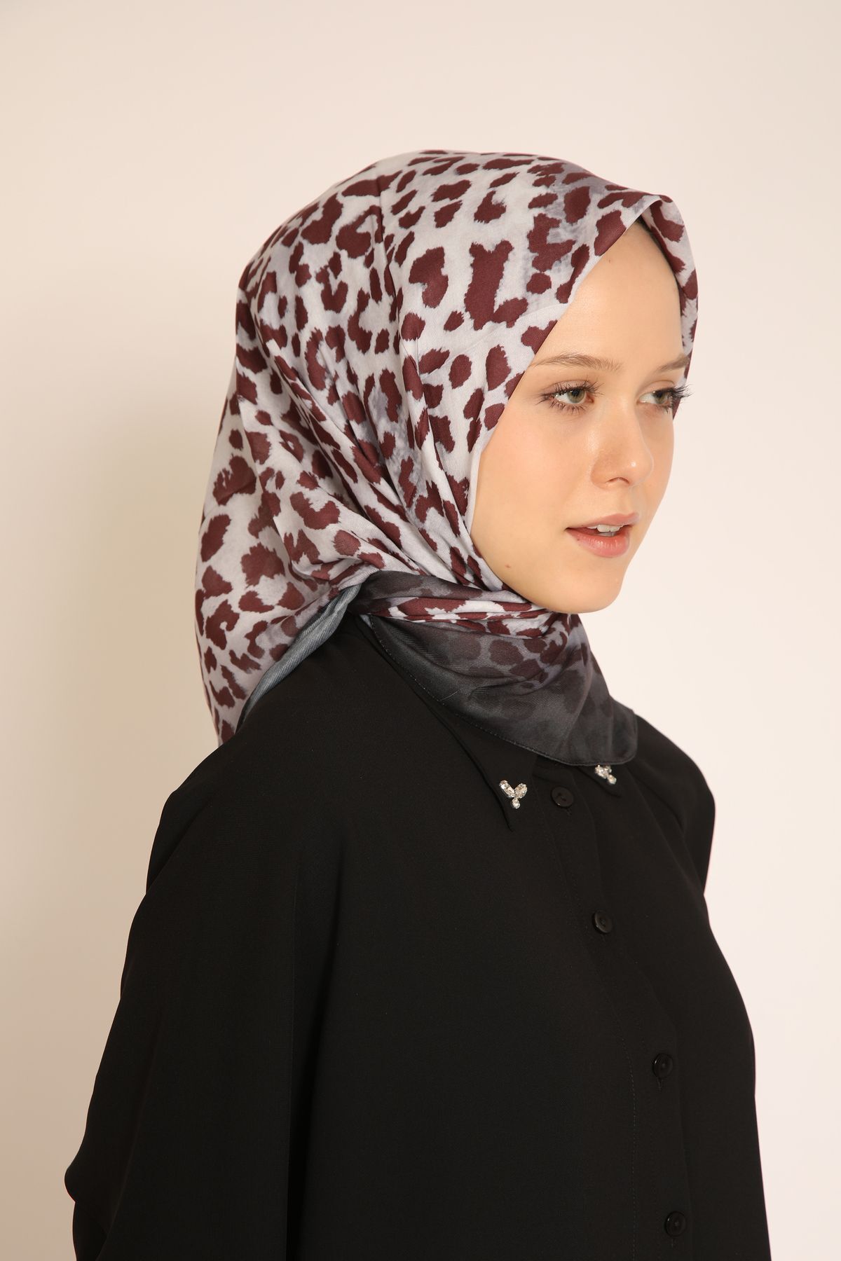 BERCHEM SCARF-Leopard Print Scarf Bold and Stylish: Modern Chic with Leopard Print 2