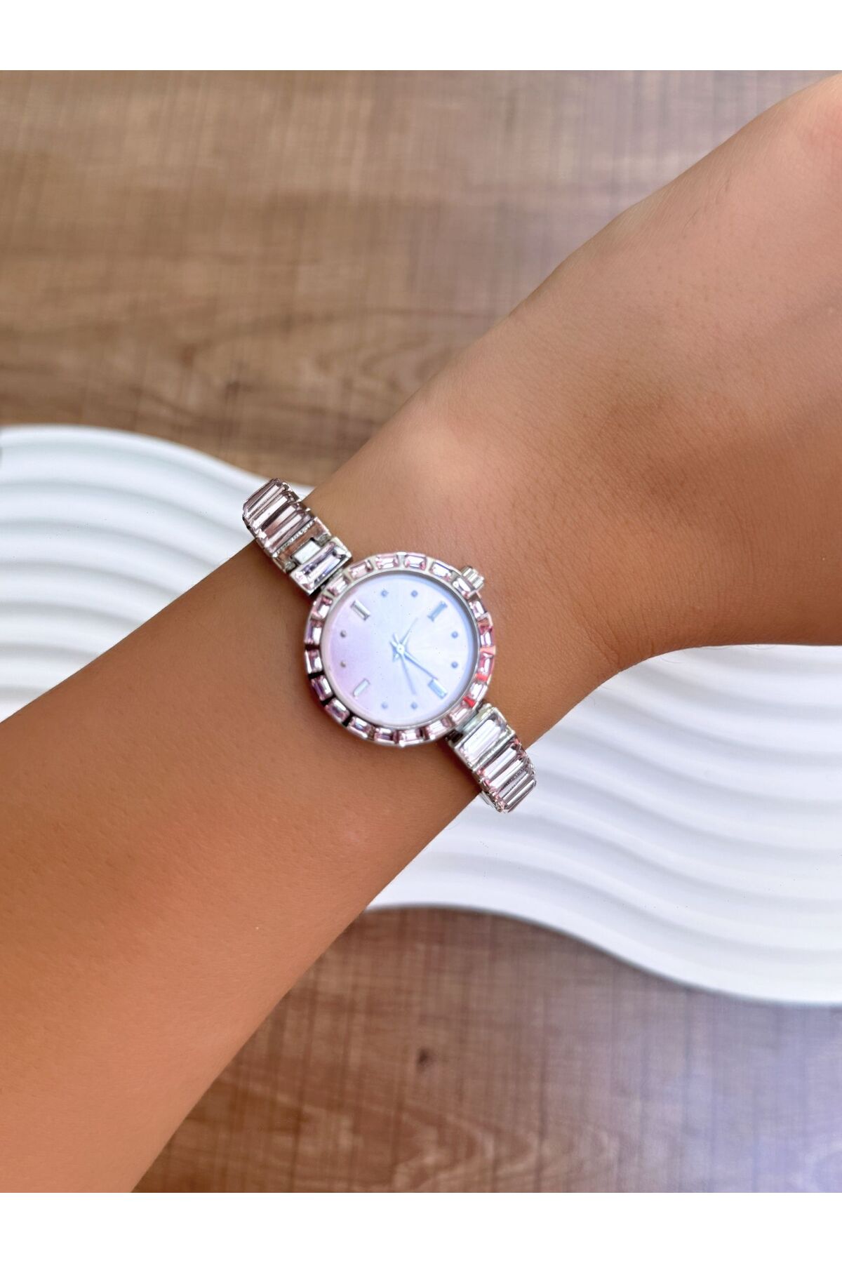 LOOQ  Su Yolu Taşlı Kadın Kol Saat Yeni Model Saat - Görsel 7
