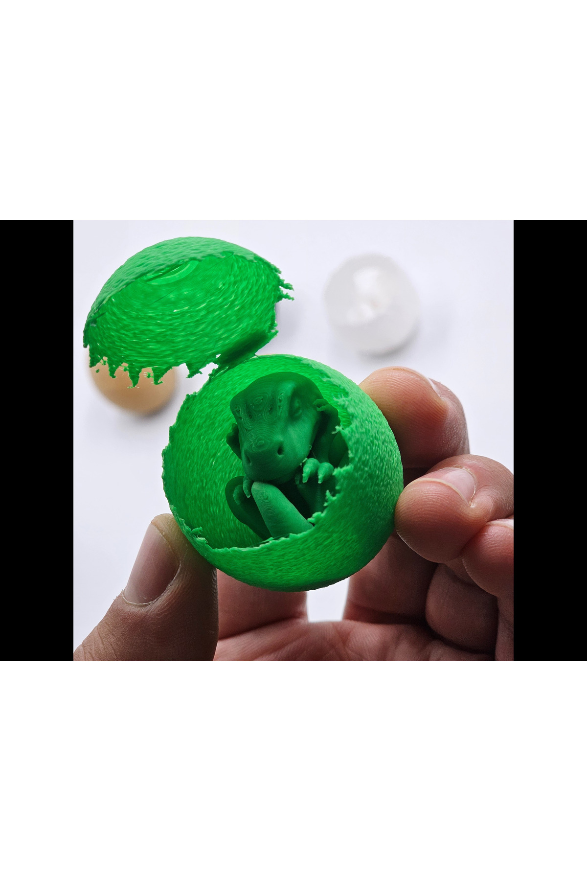Dinosaurier-Eier-Set mit 4 Stück – 3D-gedruckte dekorative Mini-Eier in verschiedenen Farben (5 cm)
