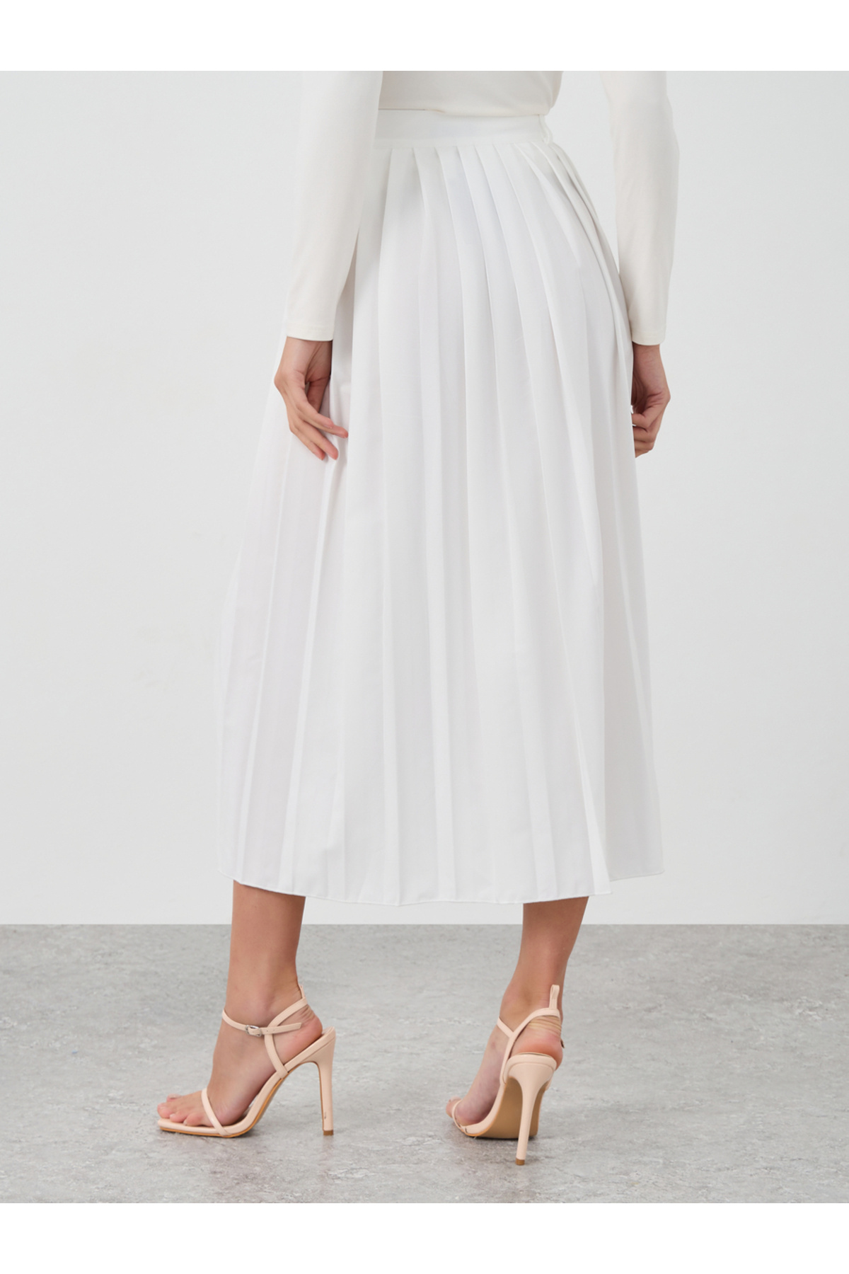 Styli-Solid Pleated A-Line Midi Skirt with Button Front 4
