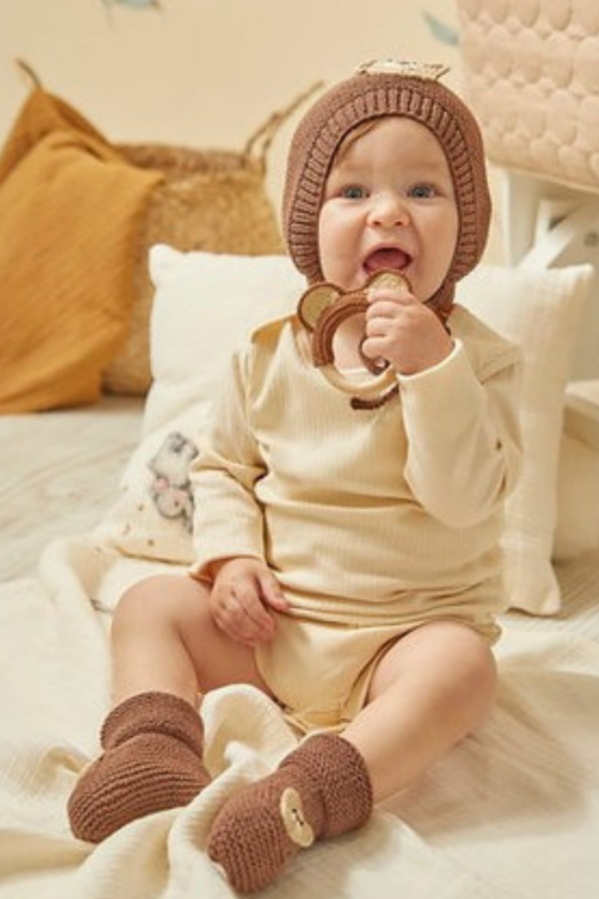 CAPELLA TOYS Sevimli Ayıcık Bebek Patik, Şapka ve Diş Kaşıyıcı Hediye Seti 6-12 Ay fotoğrafı 3 (önizleme)