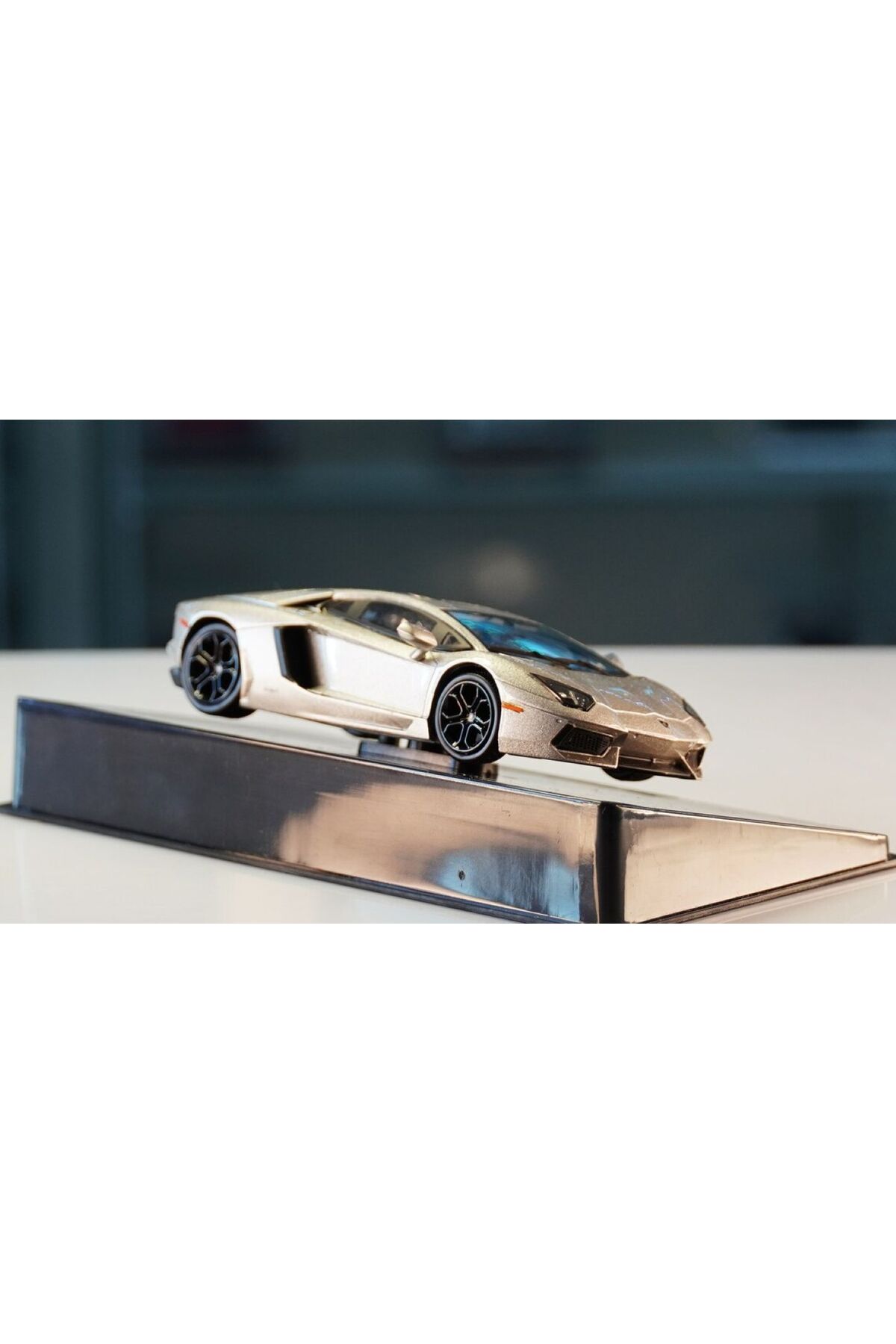 HOT WHEELS 1:43 Hot Wheels BCK06 Lamborghini Aventador LP700-4