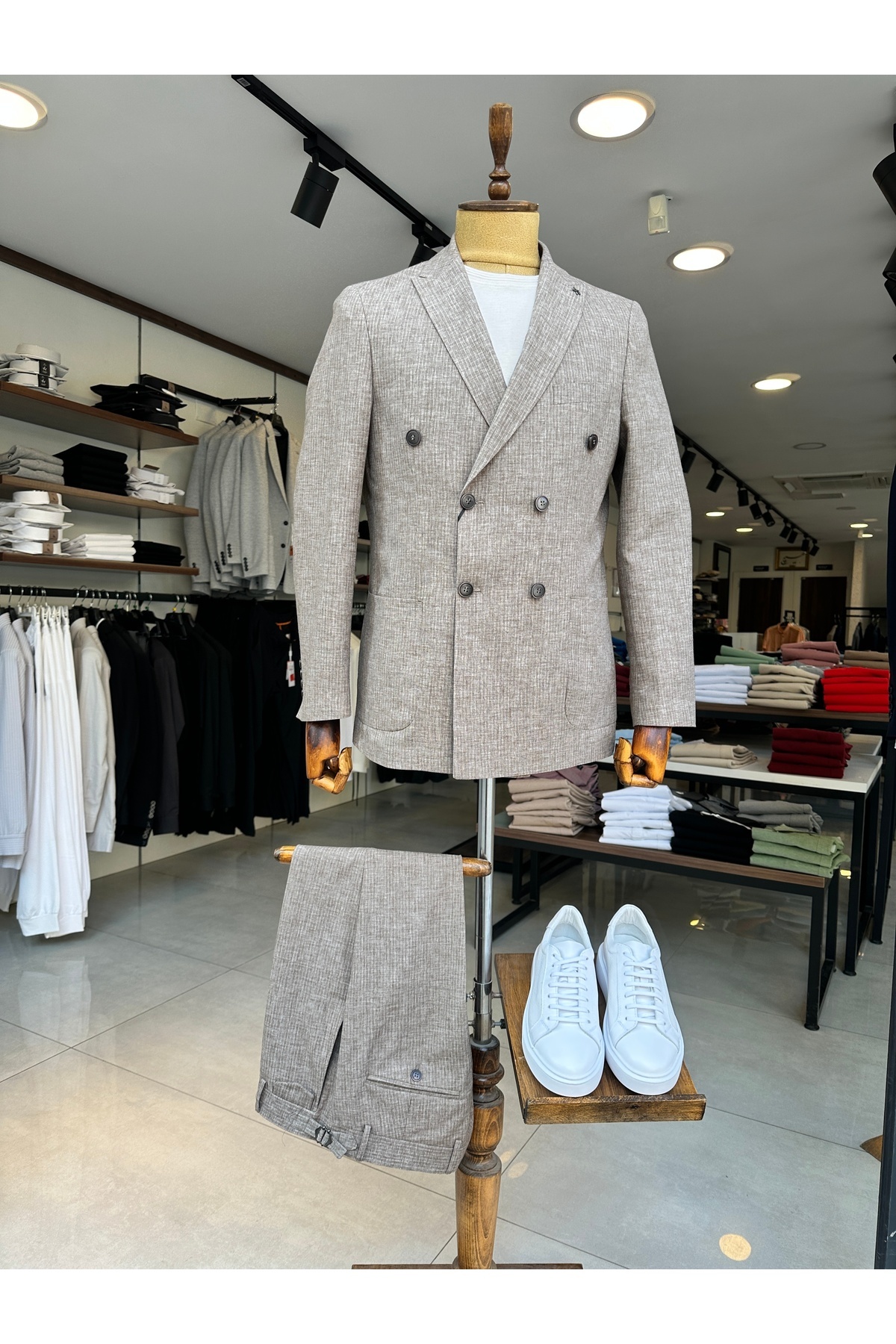 آلتین ییدلیز کلاسیکس کت و شلوار قهوه‌ای باریک و دو دکمه از جنس کتان کلاسیک Altınyıldız