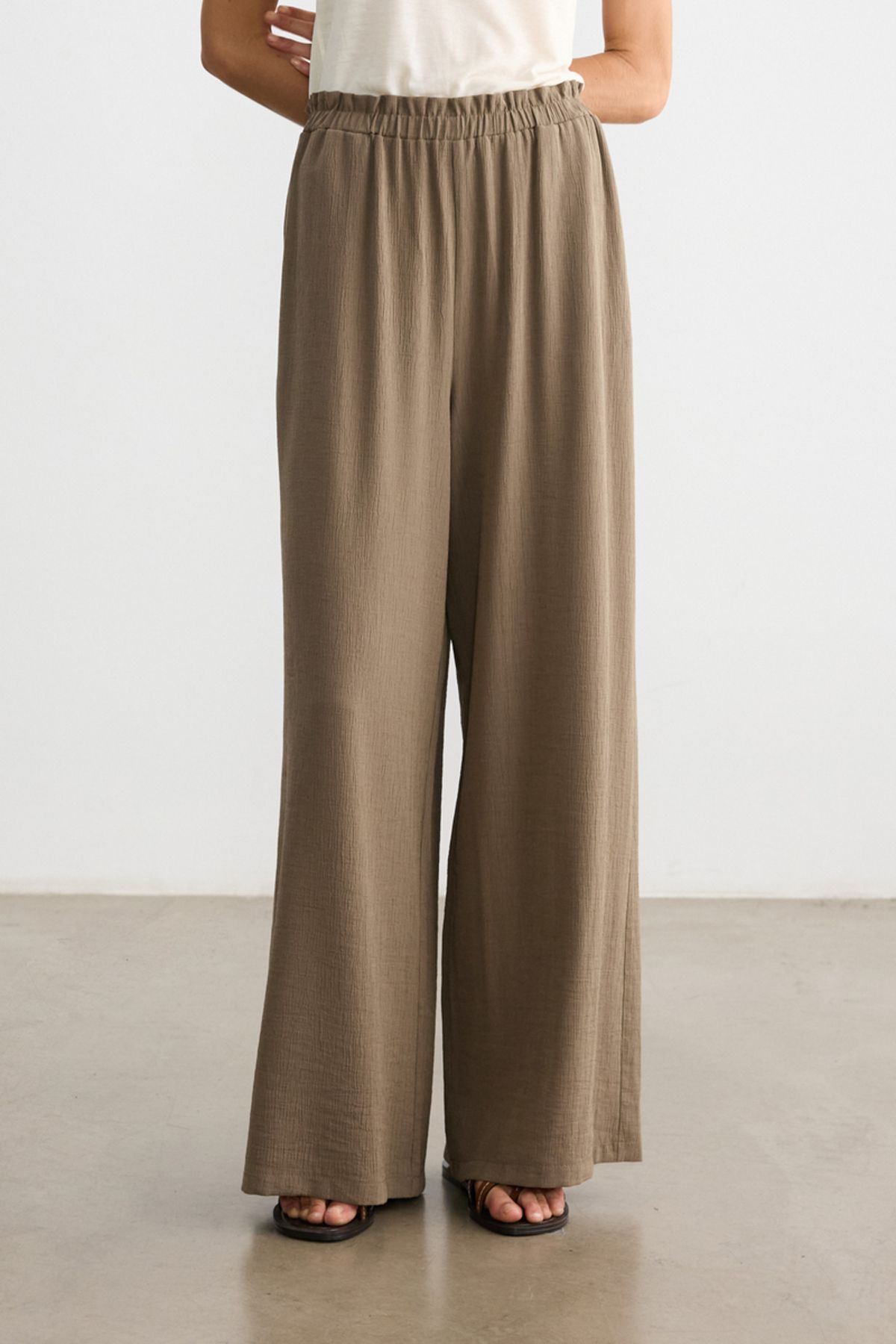BE BLUE-Ash Khaki Crinkle Pants with Elastic Waist Detail 4