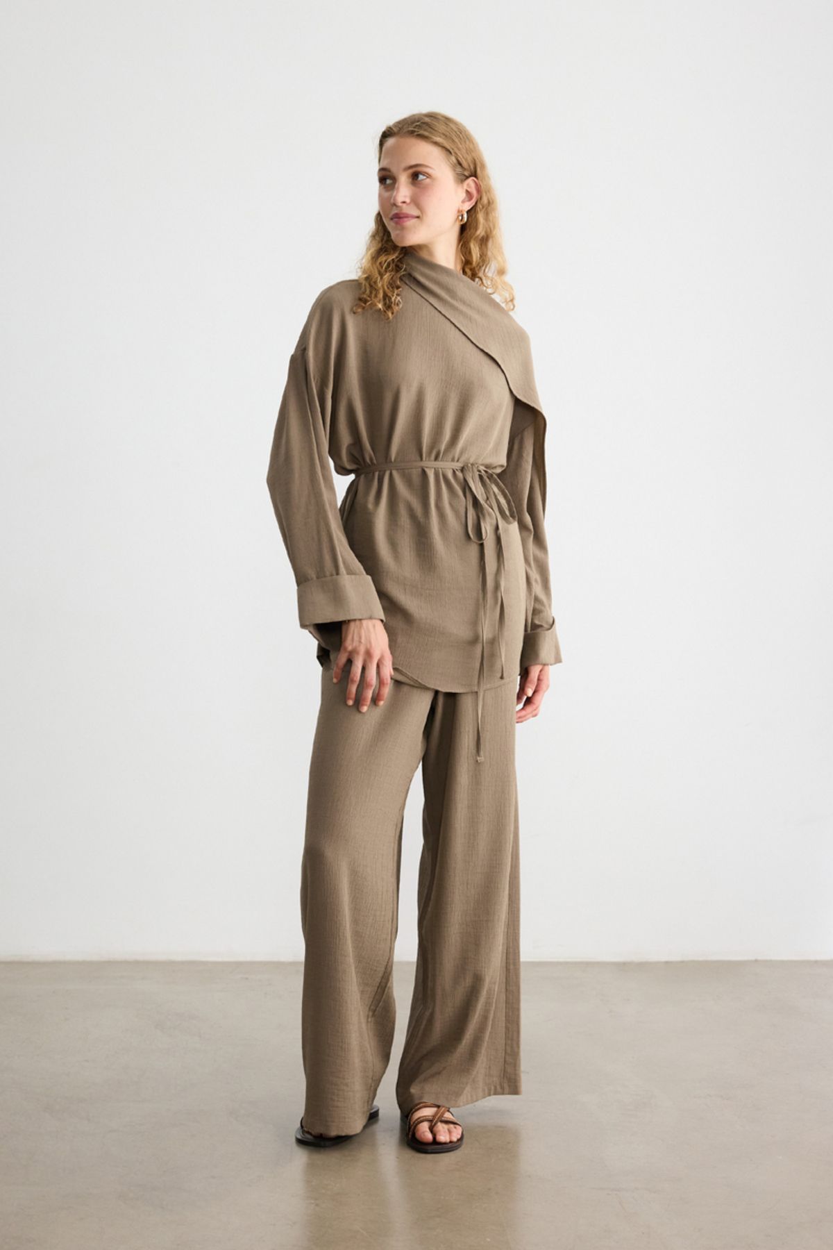 BE BLUE-Ash Khaki Crinkle Pants with Elastic Waist Detail 3