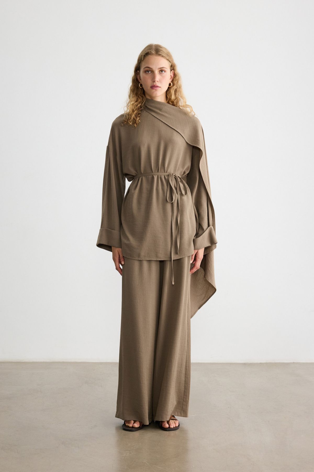 BE BLUE-Ash Khaki Crinkle Pants with Elastic Waist Detail 5