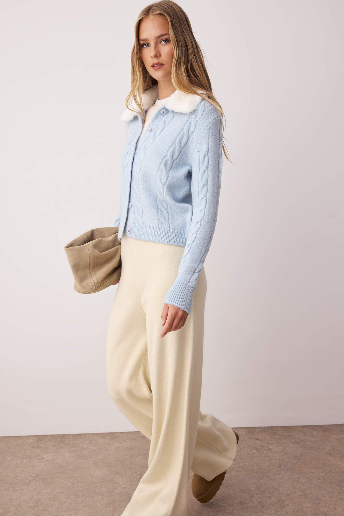 Trendyolmilla  Mavi Crop/Kısa Kürk Yakalı Saç Örgü Triko Hırka TWOAW26HI00048 - Görsel 2