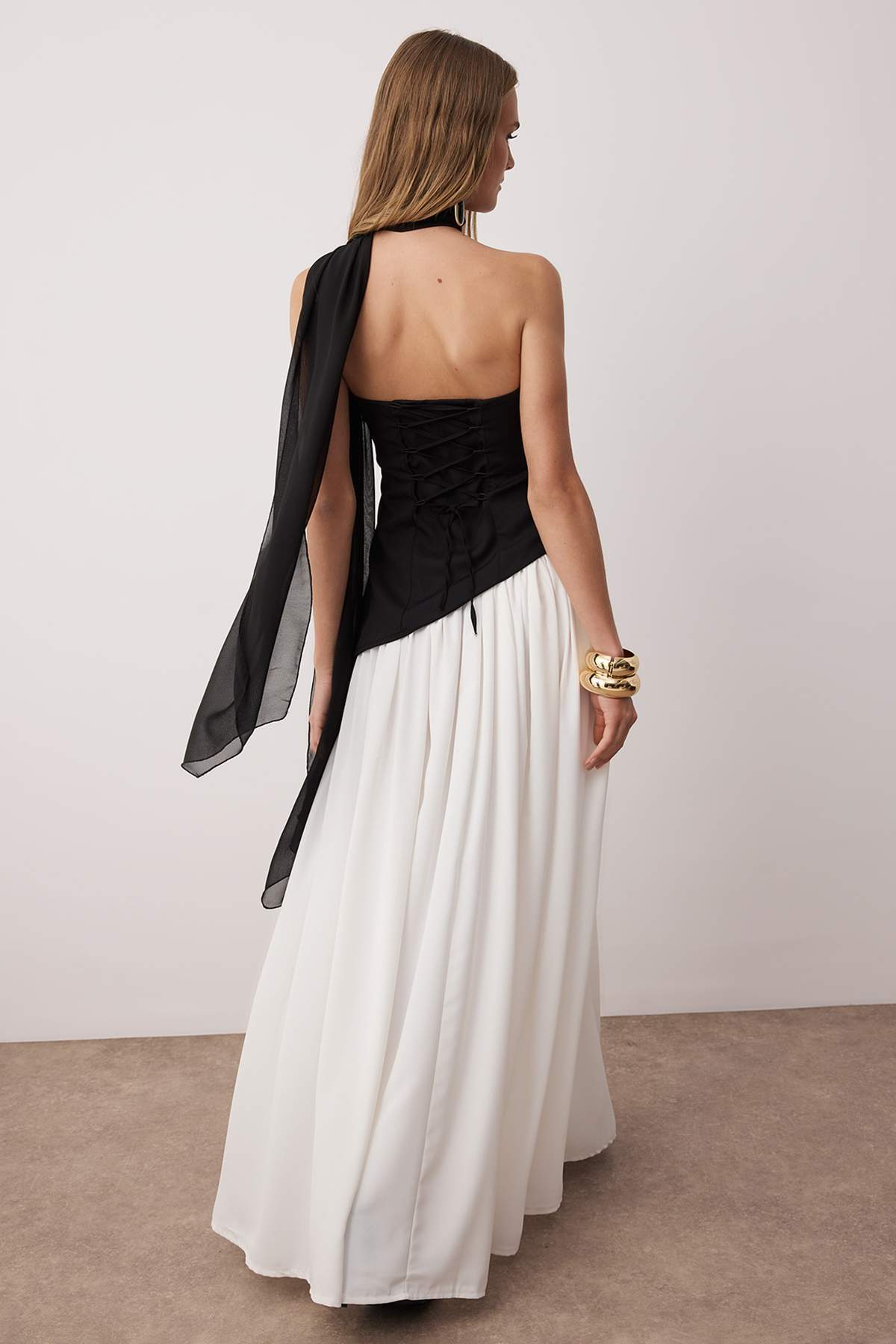 Trendyolmilla  Siyah-Beyaz A Kesim ŞalDetaylı Maxi Şık Abiye Gece Mezuniyet Elbisesi TPRSS25EL00310 - Görsel 4