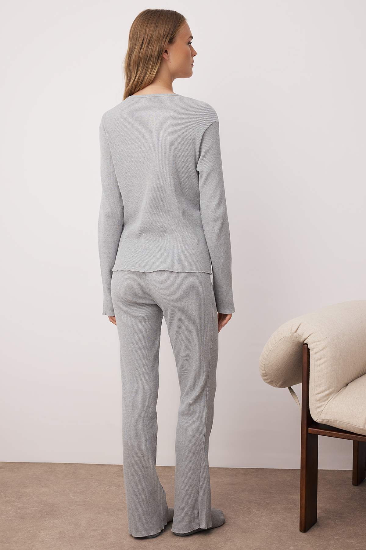 Trendyolmilla  Gri Melanj Yarım Patlı Fırfırlı Fitilli Örme Pijama Takımı THMAW26PT00005 - Görsel 4