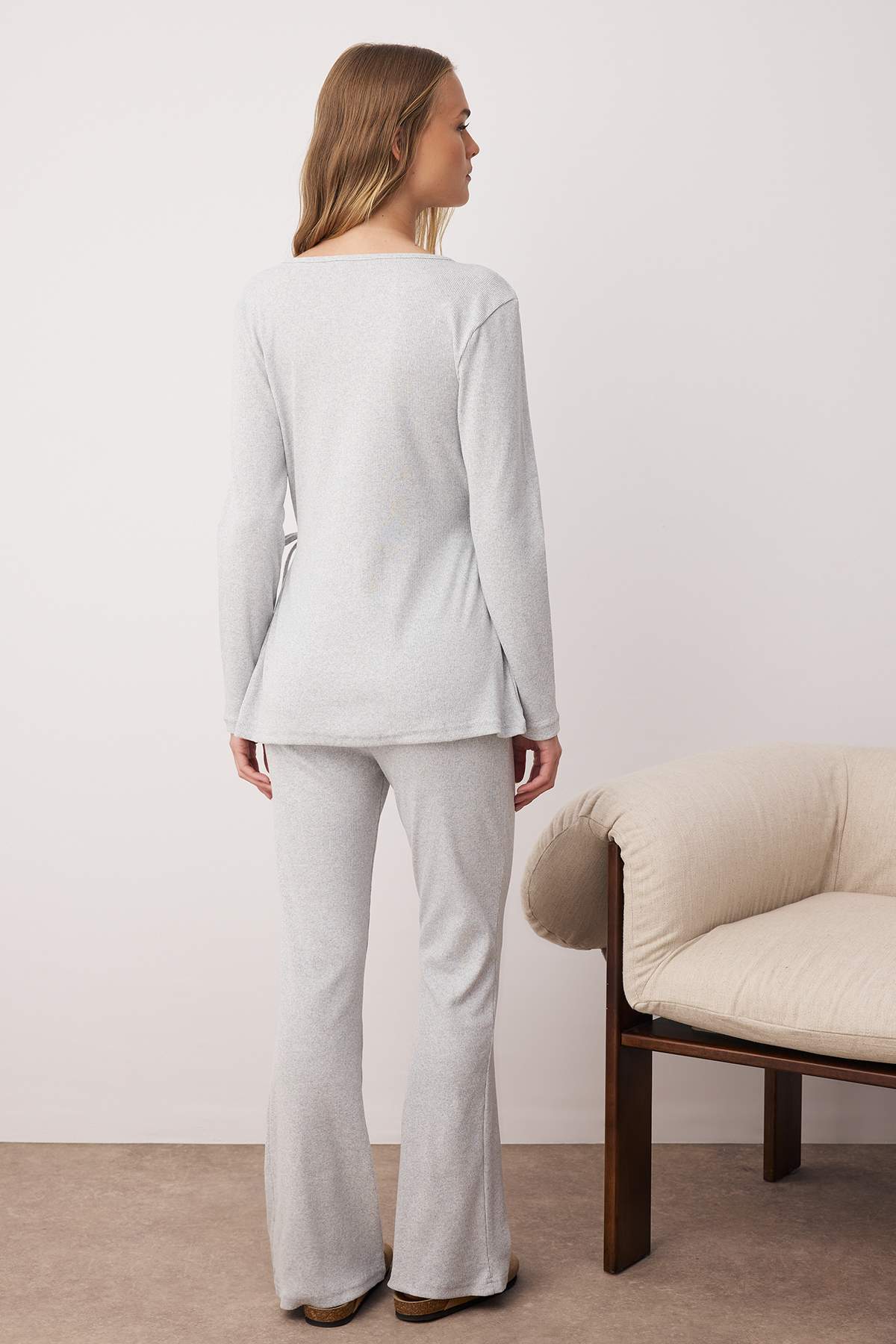 Trendyolmilla  Gri Melanj Bağlama Detaylı Kruvaze Fitilli Kimono Örme Pijama Takımı THMAW26PT00003 - Görsel 4