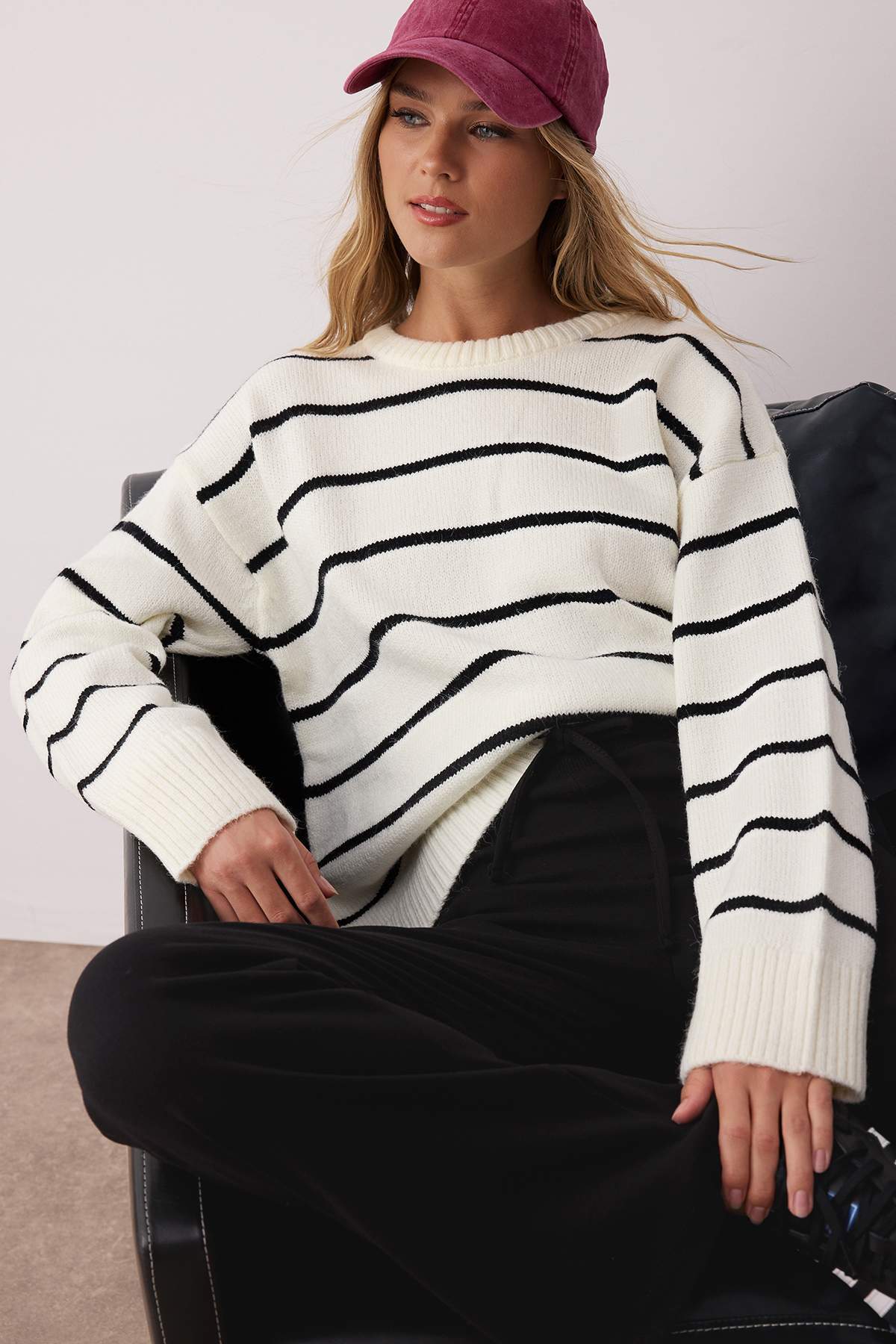 Trendyolmilla  Kemik*001 Çizgili Geniş Kalıp Yumuşak Dokulu Triko Kazak TWOAW25KZ00168 - Görsel 2