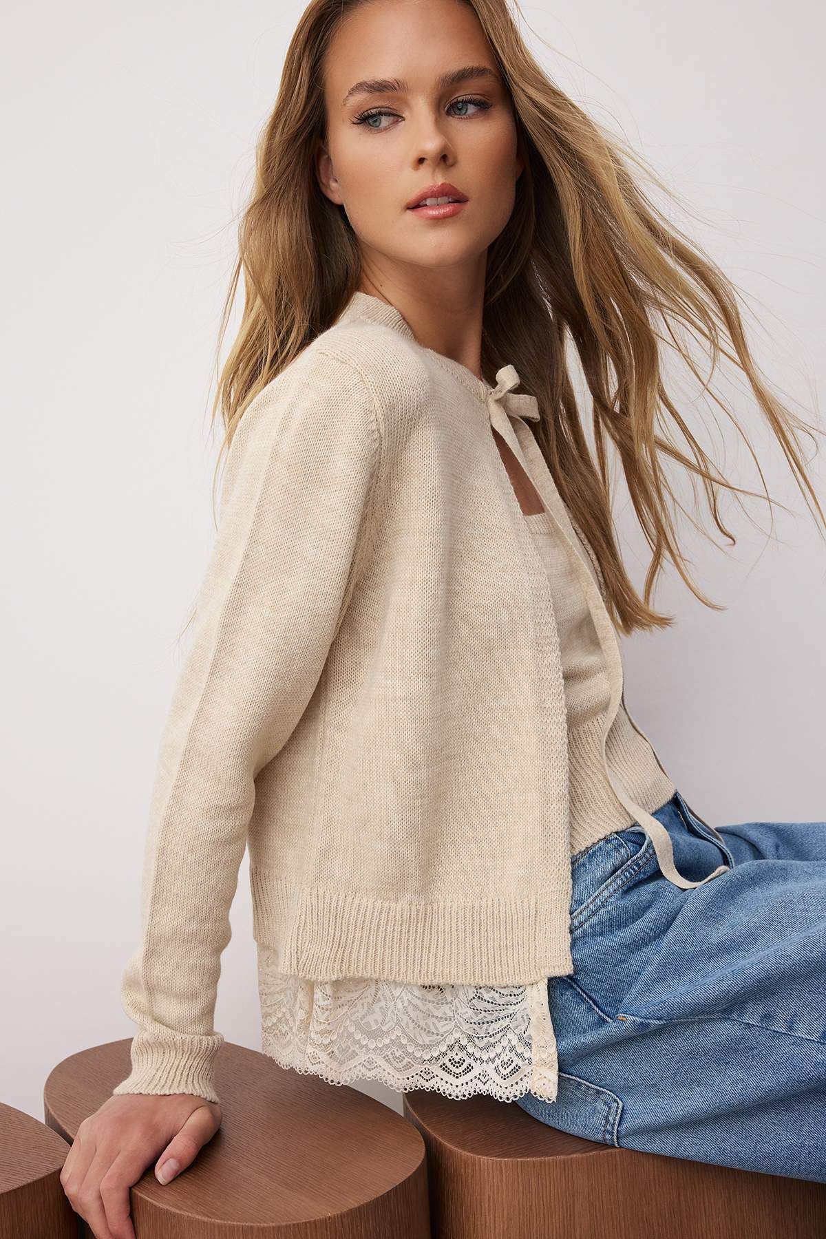 Trendyol Collection Stein 2-teiliges Strickjacken-Blusen-Set mit Spitzenbesatz am Saum TWOAW26HI00019