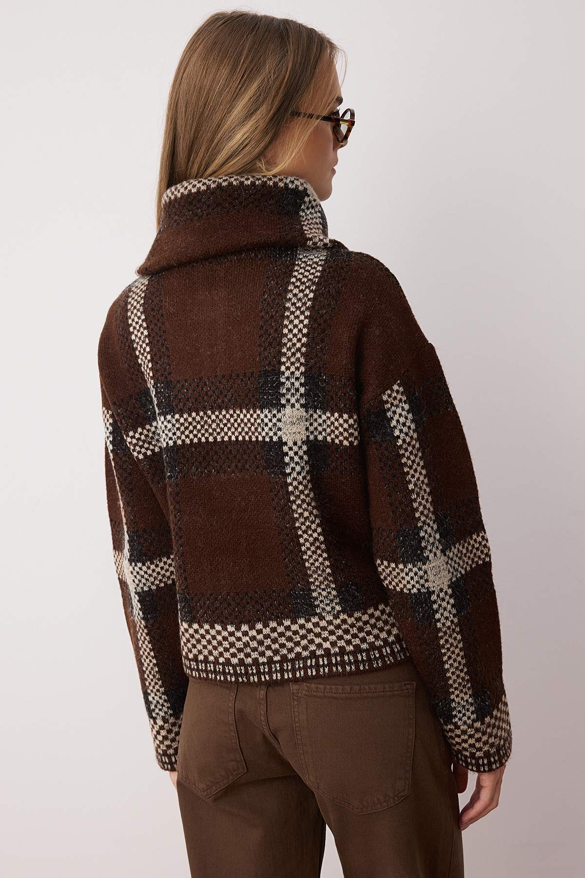 Trendyolmilla  Kahverengi Yumuşak Dokulu Fermuarlı Mont Görünümlü Triko Hırka TWOAW26HI00134 - Görsel 4