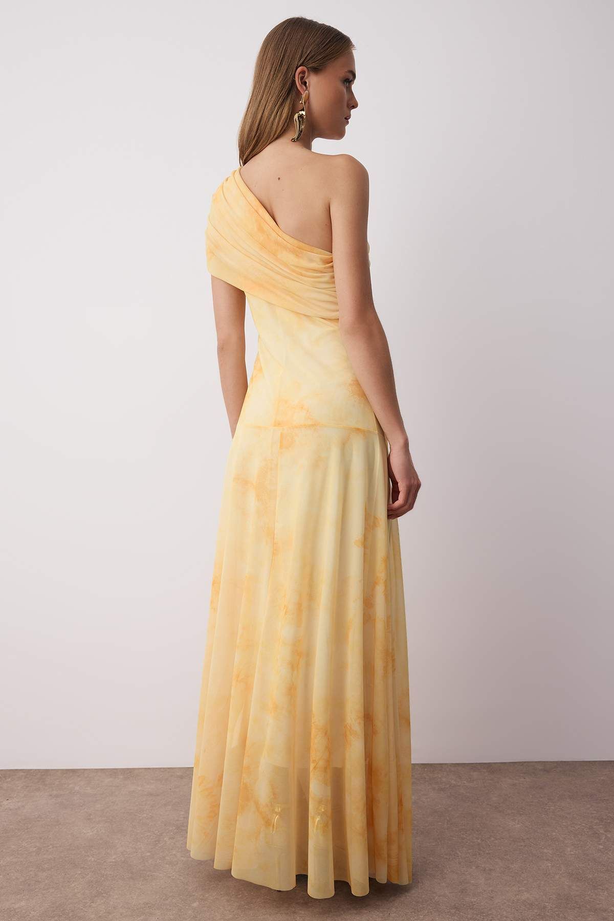 Trendyol Collection-Žluté se vzorem asymetrický výstřih tkané maxi večerní šaty na večerní promoci TPRSS25AE00190 4