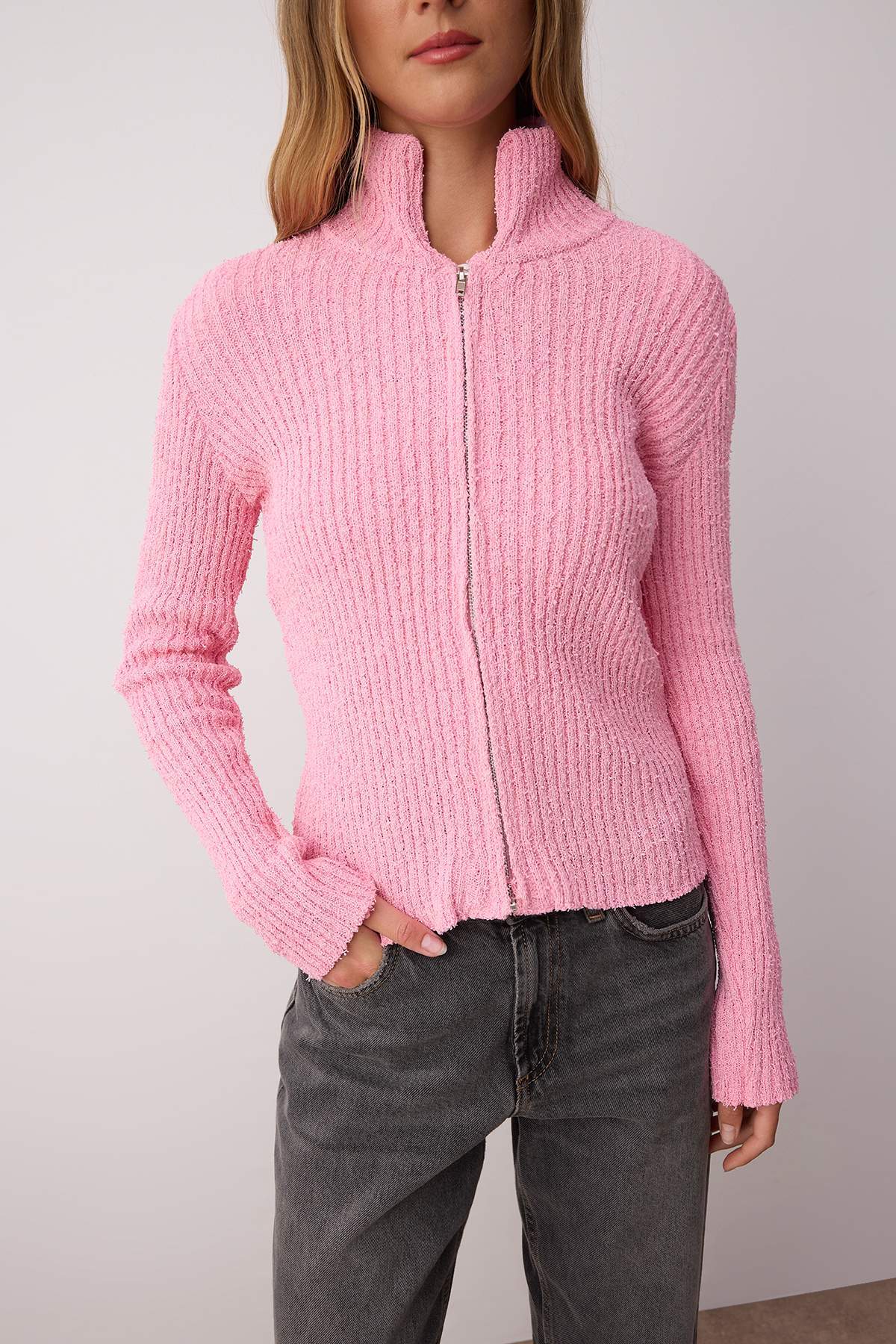 Trendyolmilla  Wardrobe Essentials Pembe Fermuarlı Dik Yaka Yumuşak Dokulu Pamuklu Triko Hırka TWOAW26HI00088 - Görsel 3