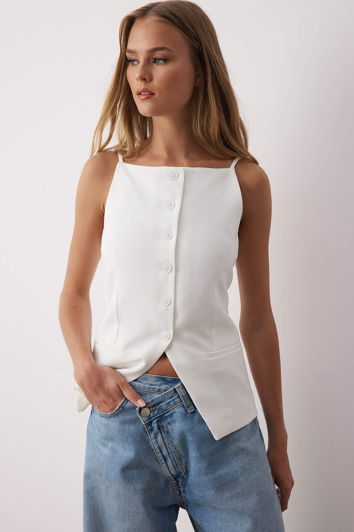 Колекція Trendyol Білий приталений тканий жилет звичайної довжини на бретелях...