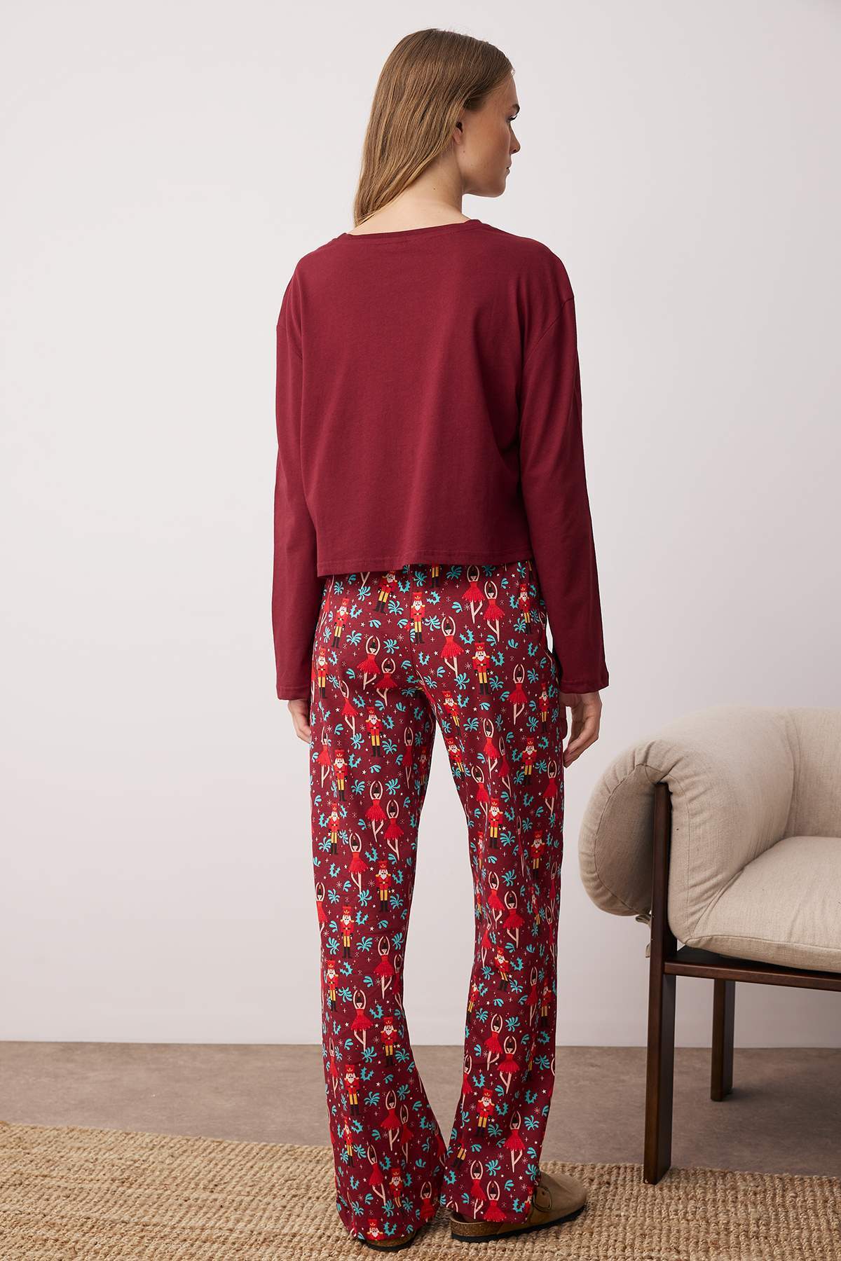 Trendyol Collection Weinrotes Strick-Pyjama-Set mit Neujahrsmotiv – 100 % Baumwolle THMAW23PT00318