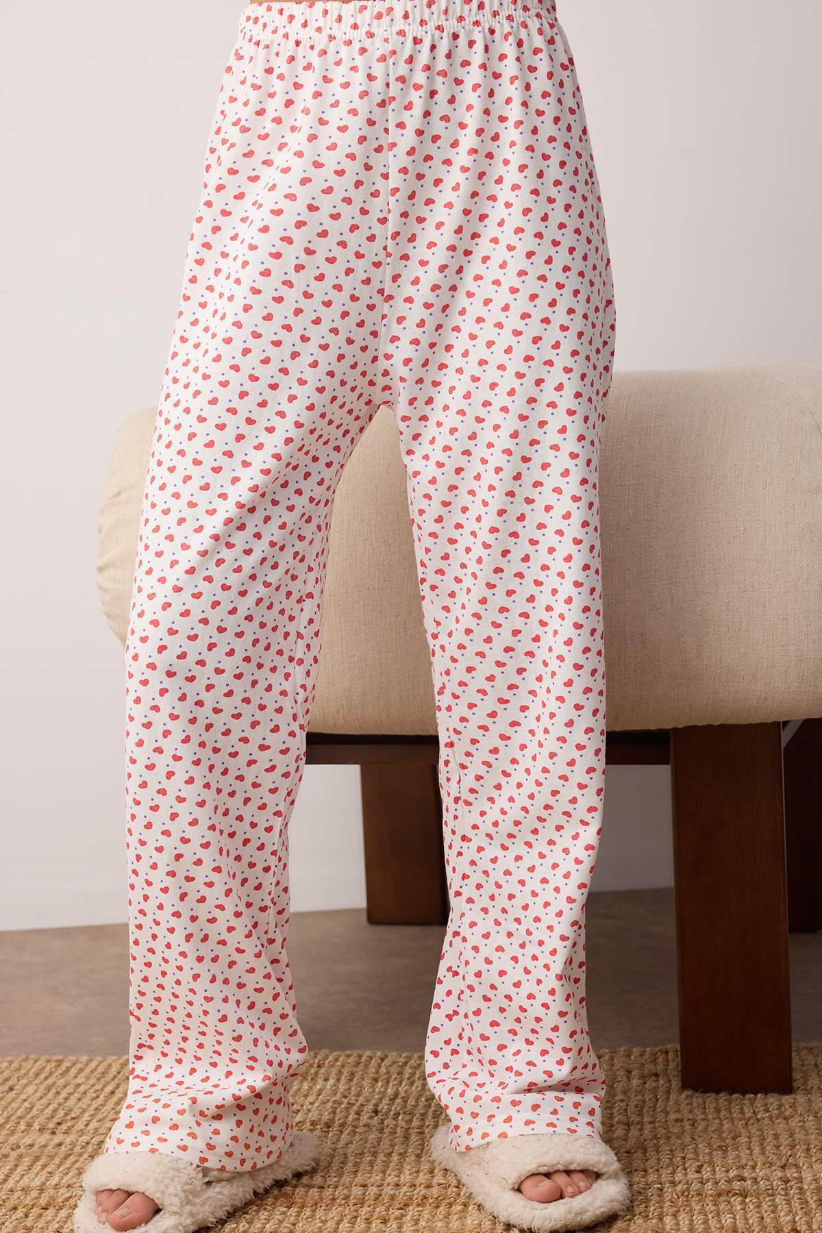 Trendyol Collection-Rotes Baumwoll-Pyjama-Set mit Herzen – Slogan-Aufdruck, Schlafband THMAW25PT00223 4