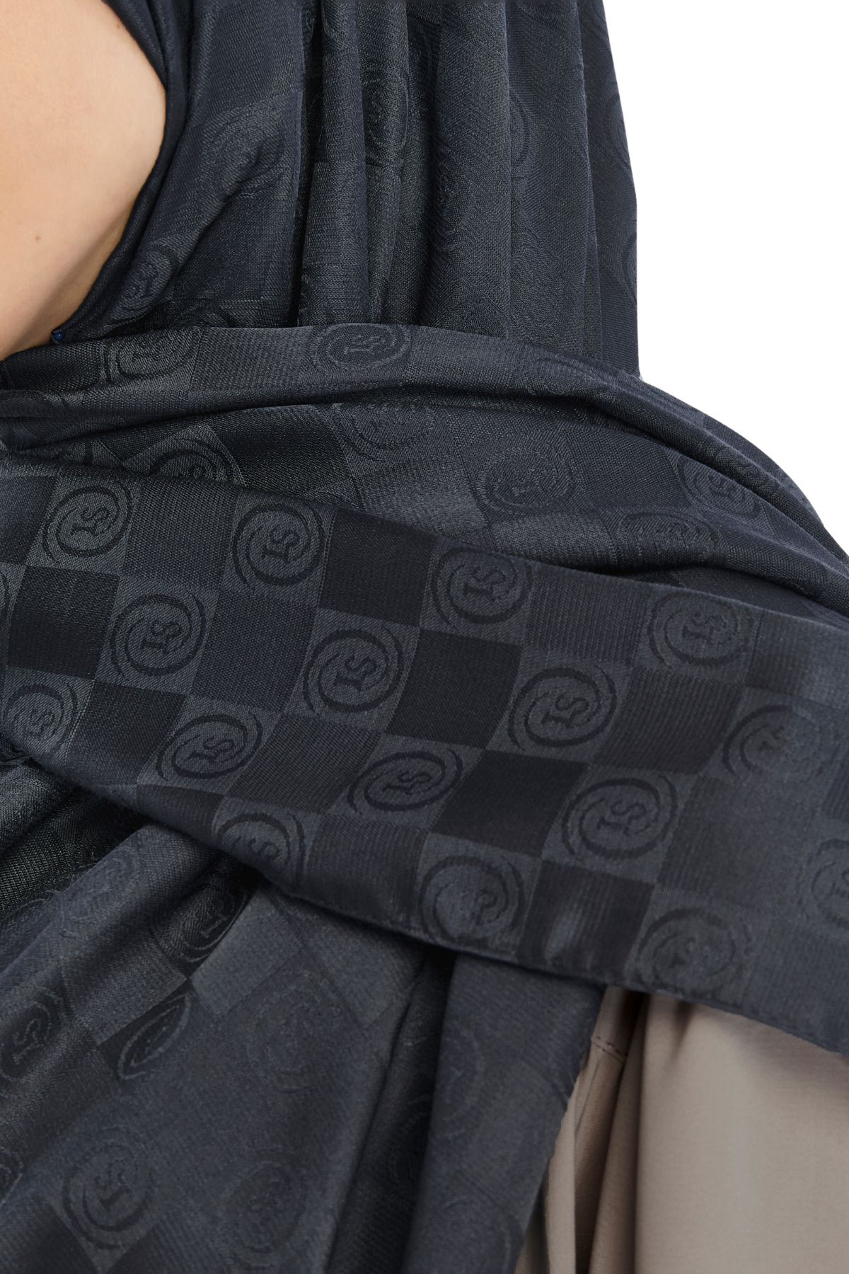 Altobeh-Monogram Checkerboard Pattern Shawl - Anthracite 6