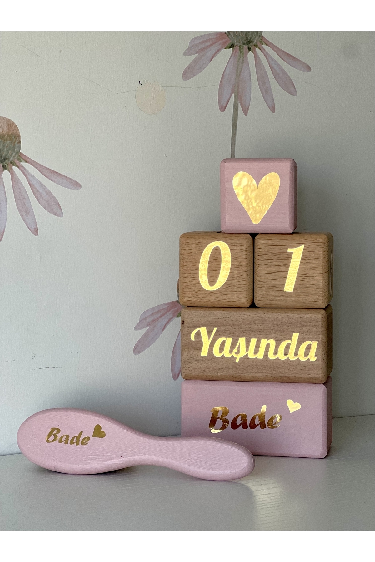 Kişiye özel pembe taraklı pembe küplü gold yazılı anne bebek anı küpü isimli set