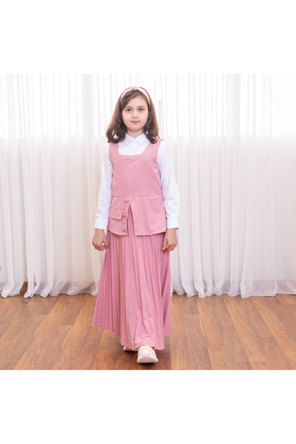 Way-Two-piece school apron with a design that highlights its elegance, with distinctive pleats at the bottom. 5