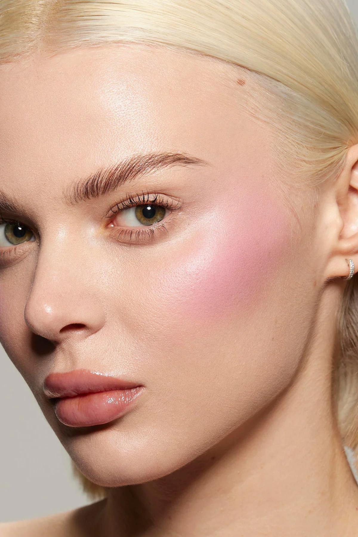 Kylie Cosmetics Hybrid Allık Yumuşak Mat Bitişli 353 Winter Kissed