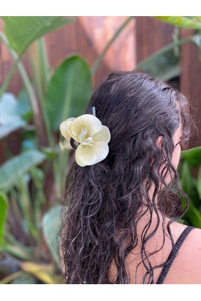 Flowingo Box Krem-Yeşil Rengi Orkide ve İnci Boncuk Detaylı Siyah Mandallı Toka