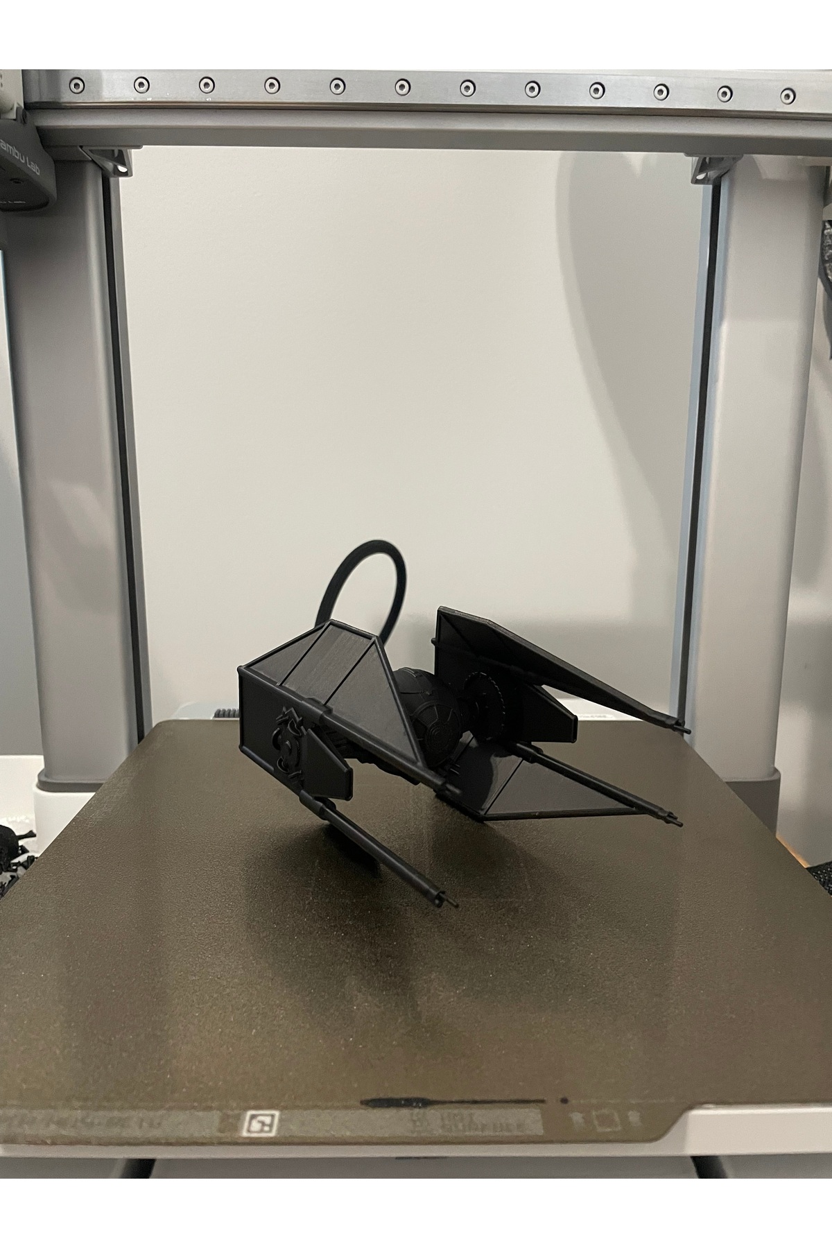 Figura dell'astronave TIE Interceptor – Modello Star Wars con stampa 3D (15x12 cm)