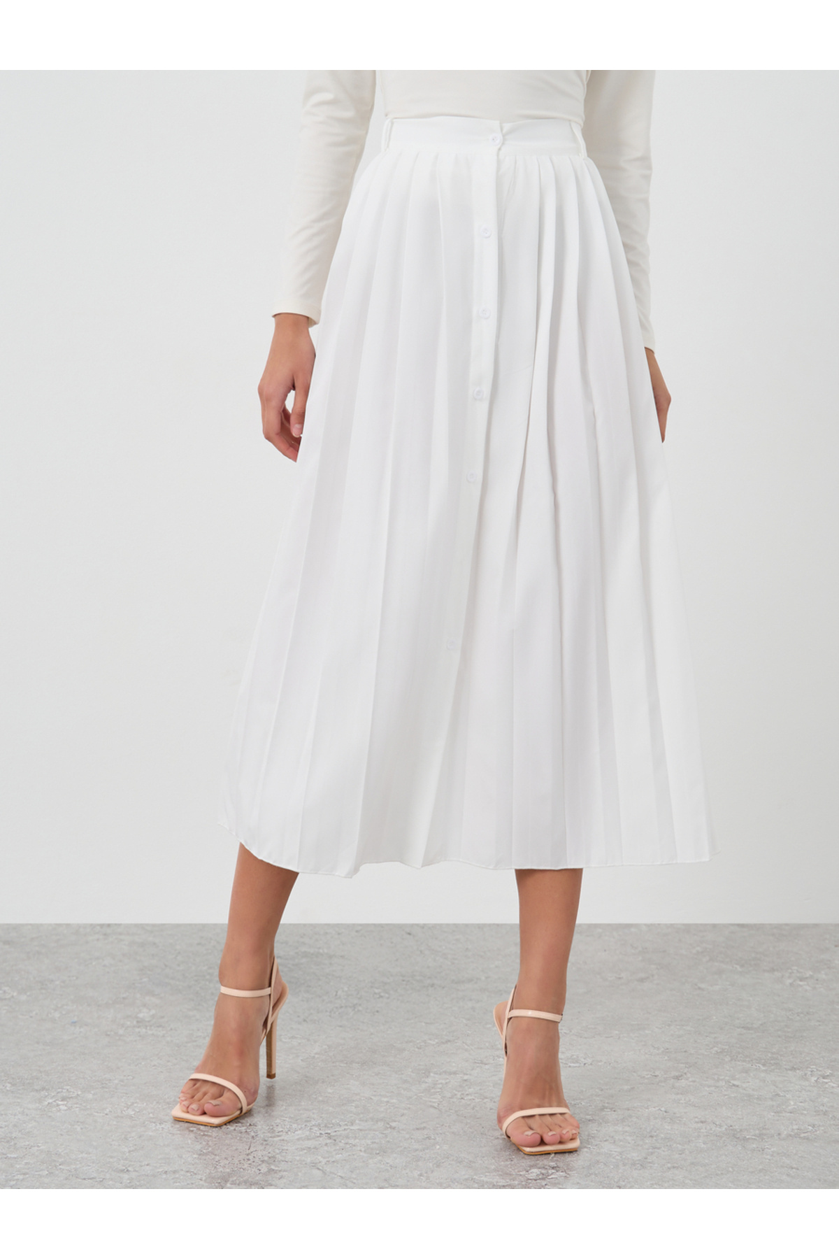 Styli-Solid Pleated A-Line Midi Skirt with Button Front 2