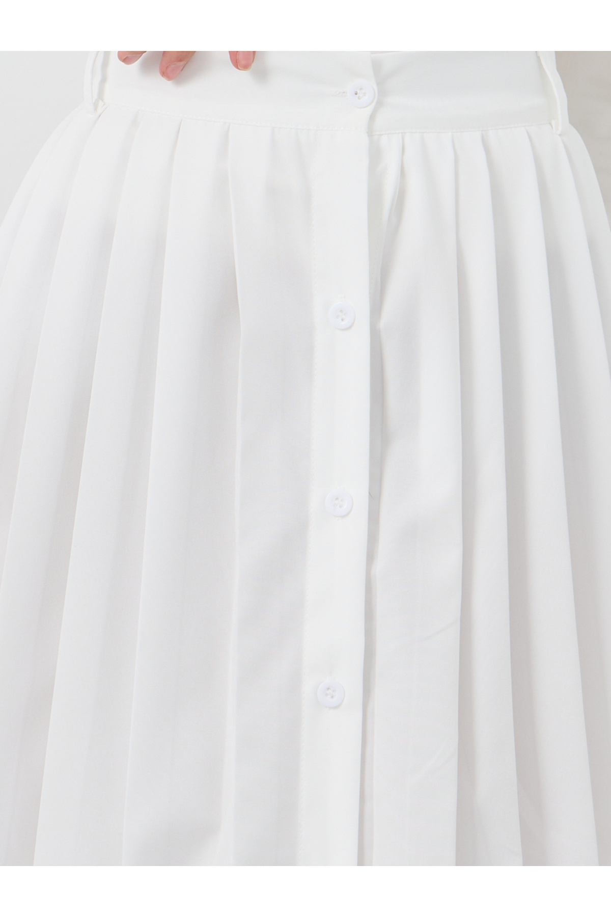 Styli-Solid Pleated A-Line Midi Skirt with Button Front 3