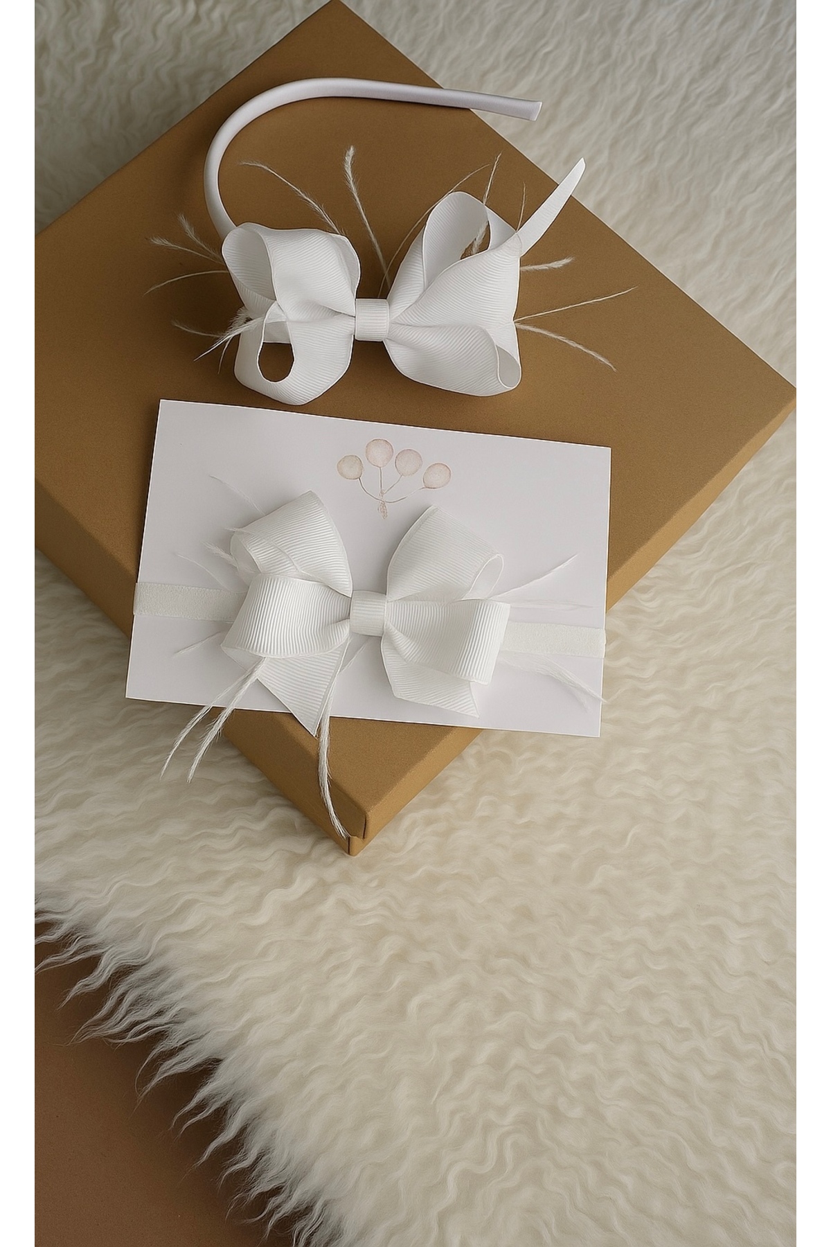 Massaltay Beyaz Fiyonklu Tüylü Lohusa Tacı ve Bebek Bandanası – Anne Bebek Uyumlu Şık Hastane Çıkışı Seti fotoğrafı 3 (önizleme)