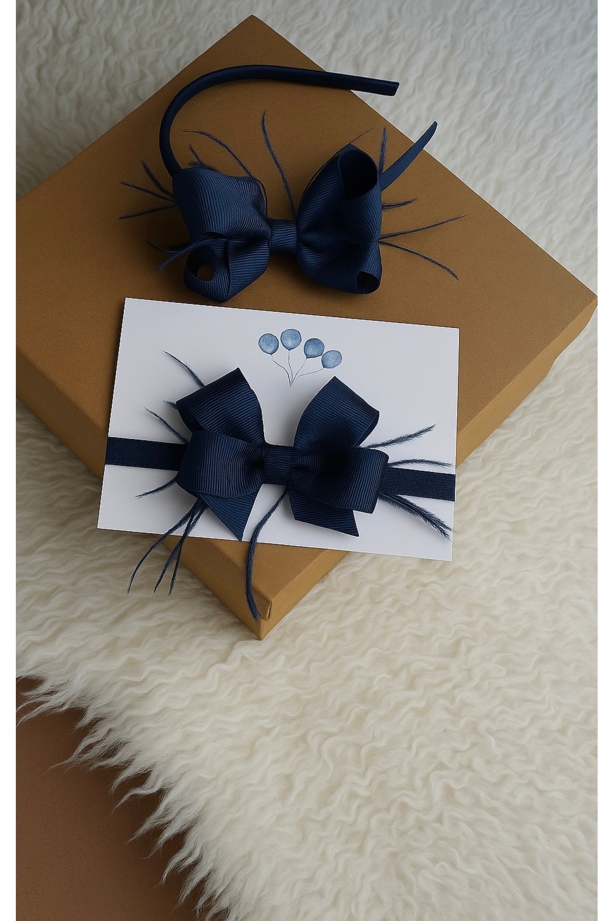 Massaltay Lacivert Fiyonklu Tüylü Lohusa Tacı ve Bebek Bandanası – Anne Bebek Uyumlu Şık Hastane Çıkışı Seti fotoğrafı 3 (önizleme)