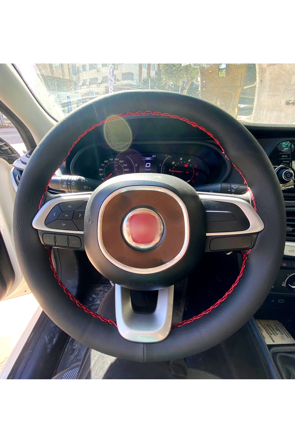 DİKİŞLİ DİREKSİYON KILIFI SİYAH DERİ KIRMIZI DİKİŞLİ FIAT EGEA İÇİN