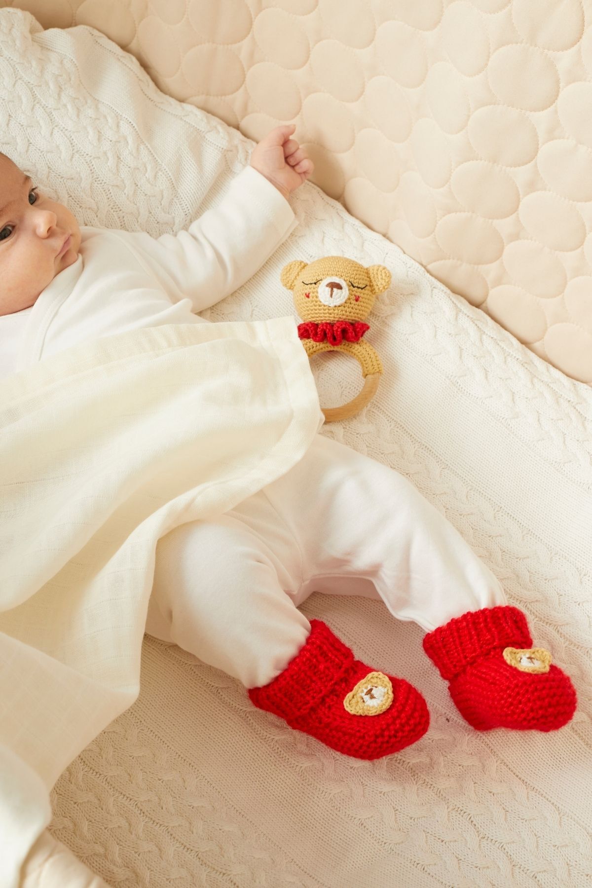 Amigurumi Yenidoğan Bebek Hediye Seti - Kırmızı Ayıcık Diş Kaşıyıcı, Patik ve Müslin
