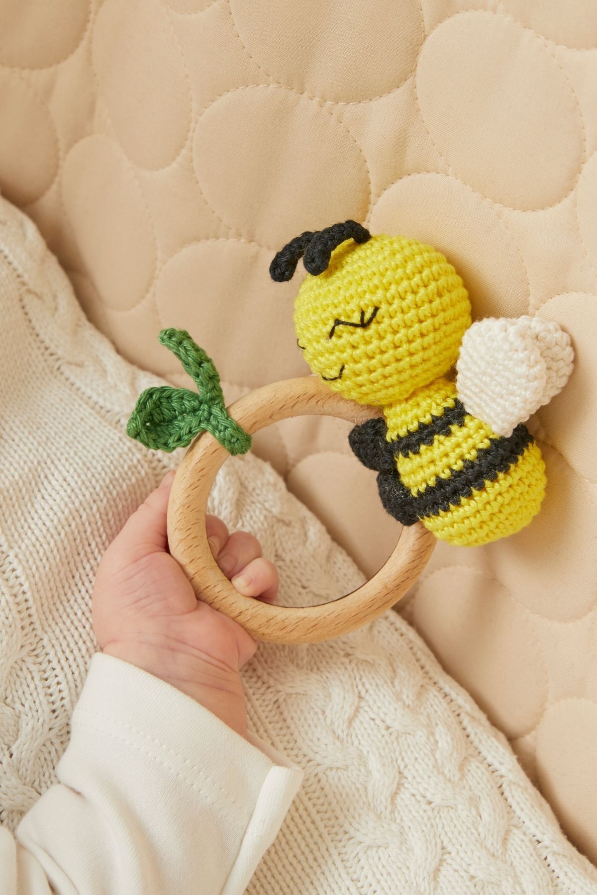 Amigurumi Yenidoğan Bebek Hediye Seti - Sevimli Arı Diş Kaşıyıcı, Patik ve Müslin