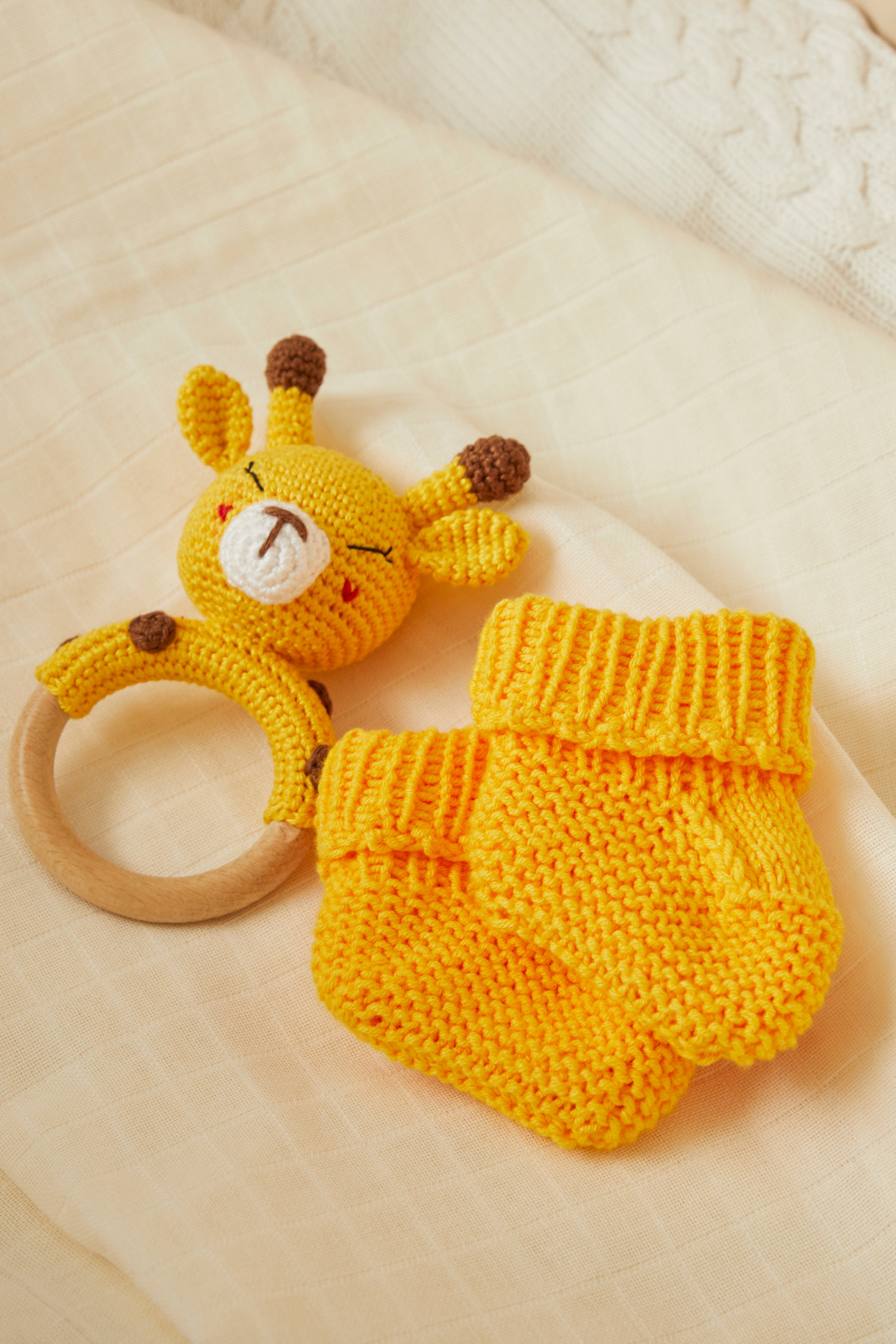 Amigurumi Yenidoğan Bebek Hediye Seti - Minik Zürafa Diş Kaşıyıcı, Patik ve Müslin