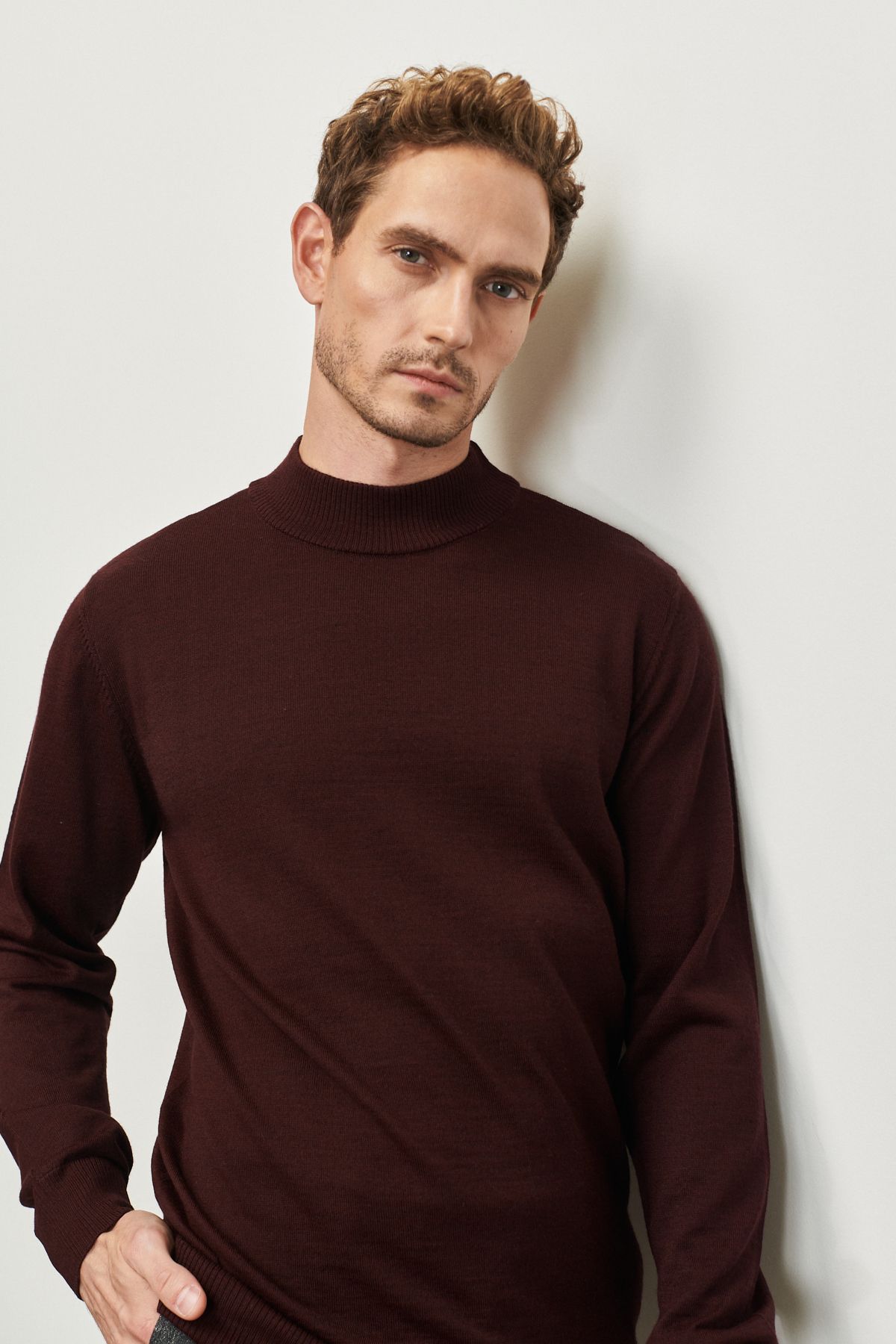 AC&Co / Altınyıldız Classics-Herrenpullover in Weinrot mit Standard-Passform und normalem Schnitt, halber Rollkragenpullover aus Wolle 3