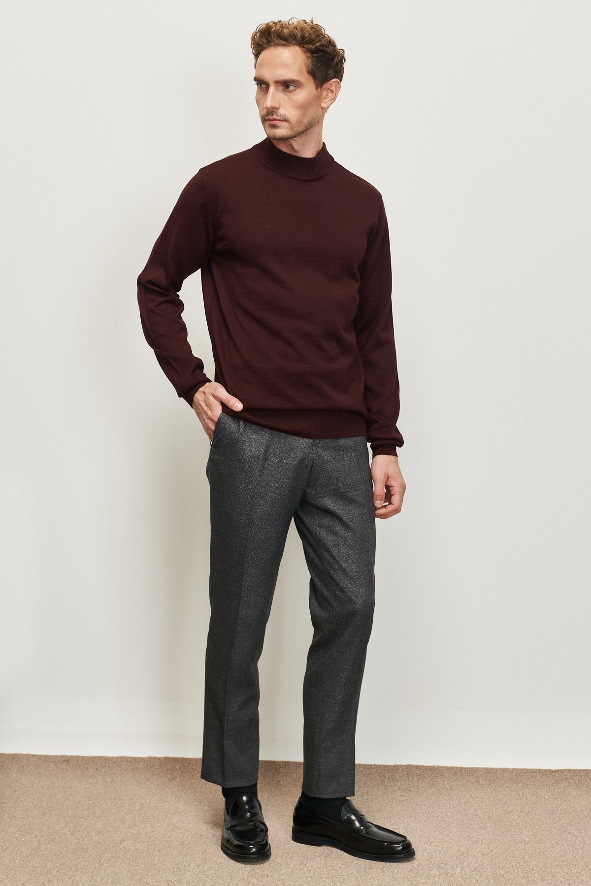 AC&Co / Altınyıldız Classics-Herrenpullover in Weinrot mit Standard-Passform und normalem Schnitt, halber Rollkragenpullover aus Wolle 2